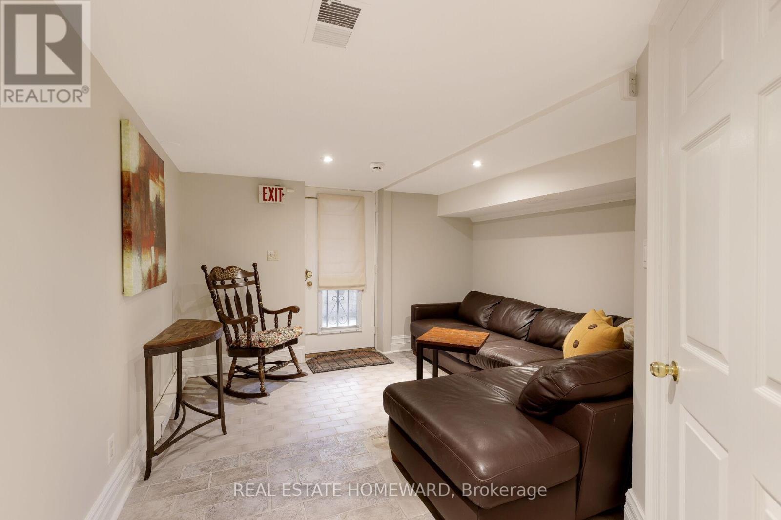 












6 MAIN STREET

,
Toronto (East End-Danforth),




Ontario
M4E2V4

