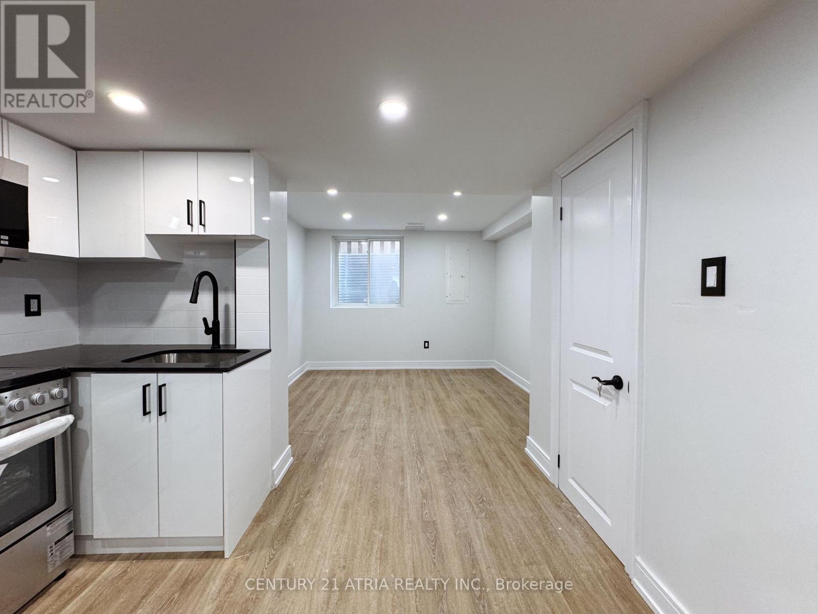 












B - 580 STROUDS LANE

,
Pickering (Amberlea),




Ontario
L1V4S6

