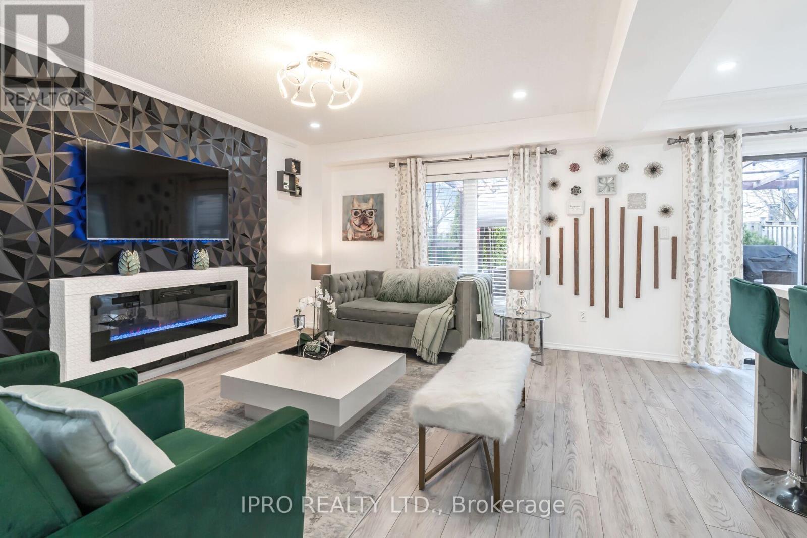 












16 DONLEVY CRESCENT

,
Whitby (Taunton North),




Ontario
L1R0B8

