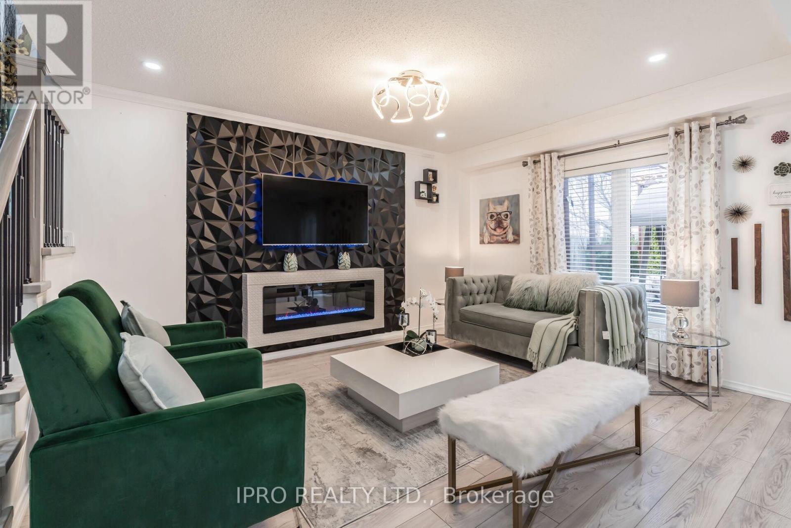 












16 DONLEVY CRESCENT

,
Whitby (Taunton North),




Ontario
L1R0B8

