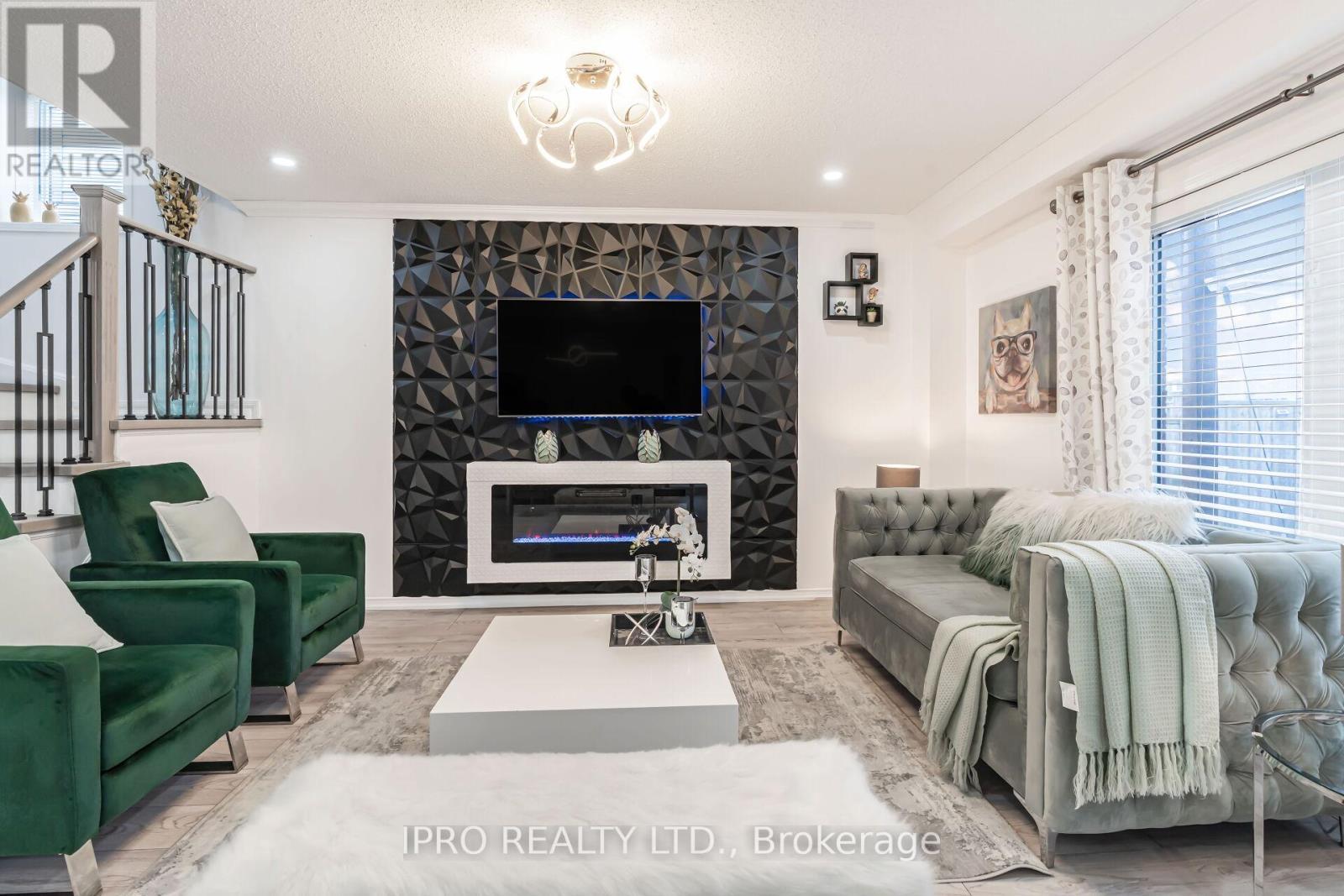 












16 DONLEVY CRESCENT

,
Whitby (Taunton North),




Ontario
L1R0B8

