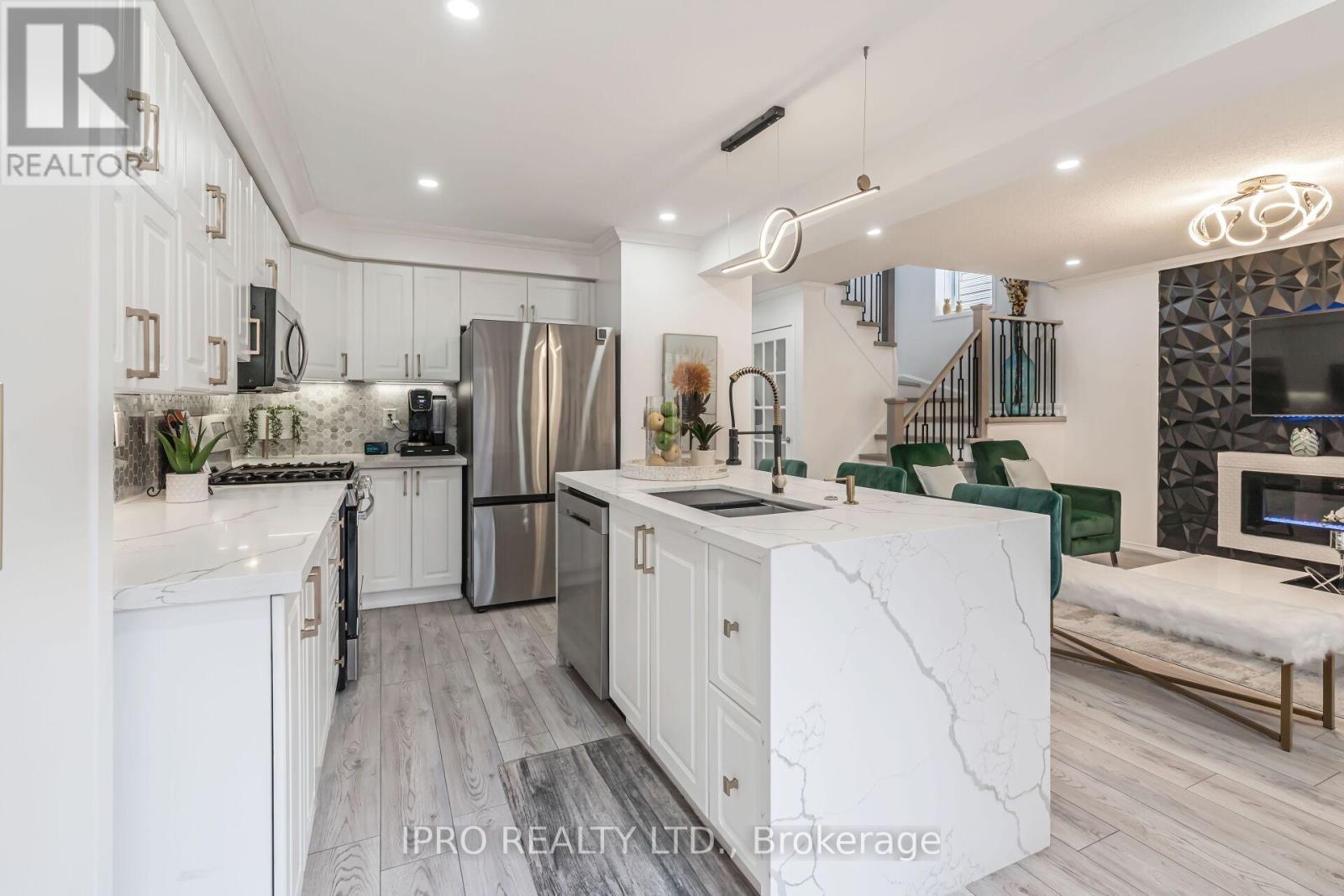 












16 DONLEVY CRESCENT

,
Whitby (Taunton North),




Ontario
L1R0B8

