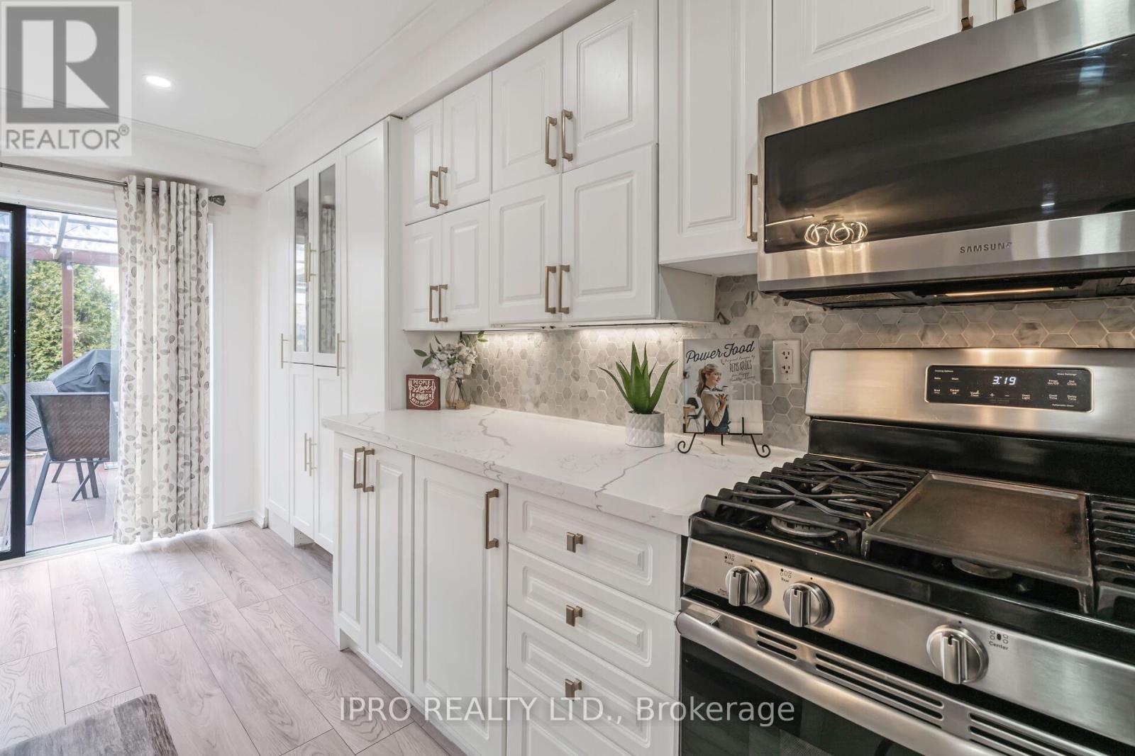 












16 DONLEVY CRESCENT

,
Whitby (Taunton North),




Ontario
L1R0B8

