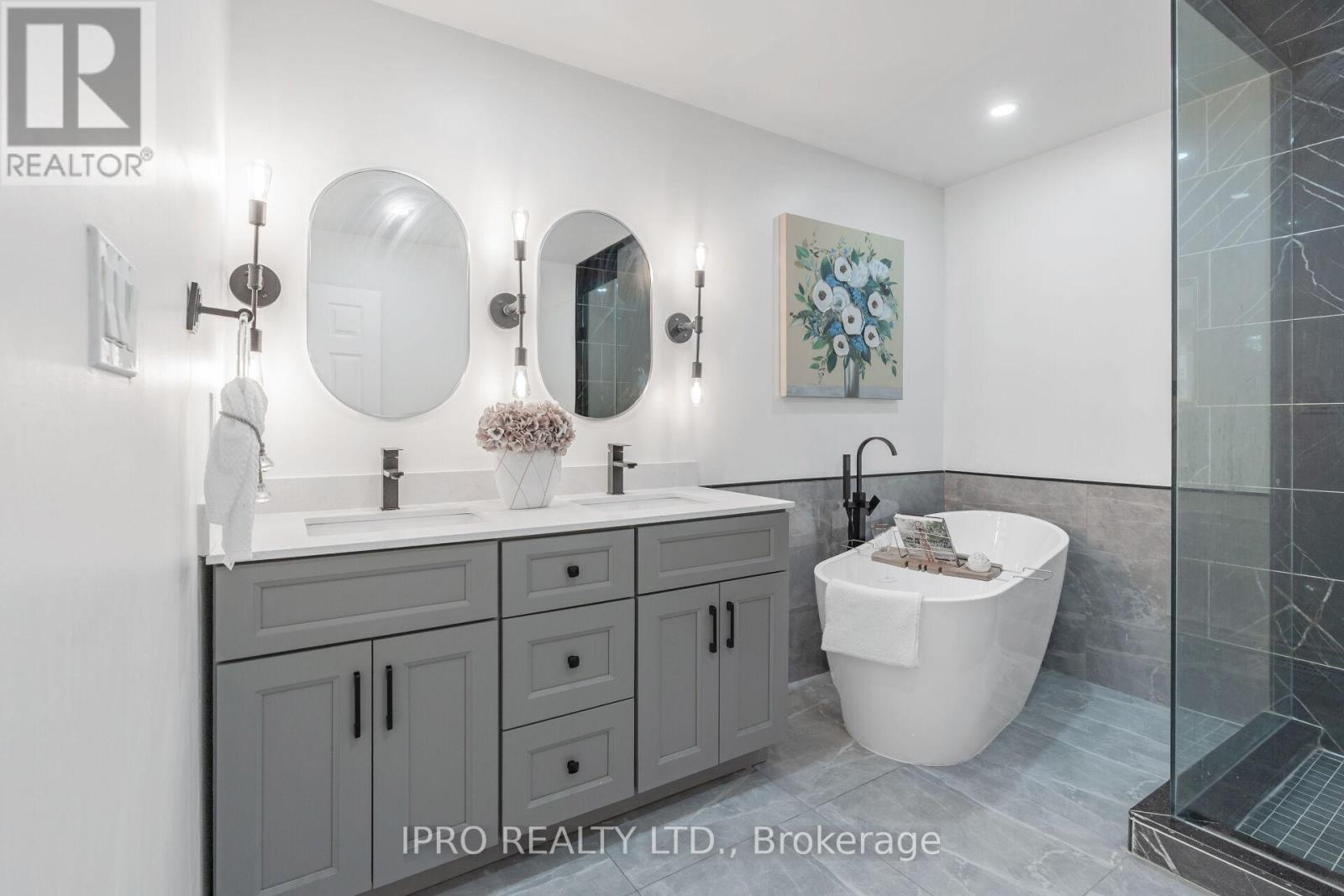 












16 DONLEVY CRESCENT

,
Whitby (Taunton North),




Ontario
L1R0B8

