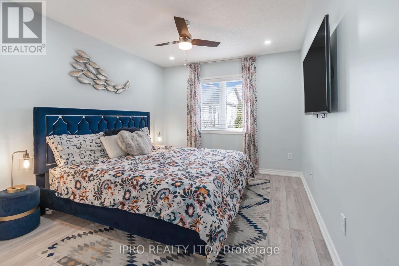












16 DONLEVY CRESCENT

,
Whitby (Taunton North),




Ontario
L1R0B8

