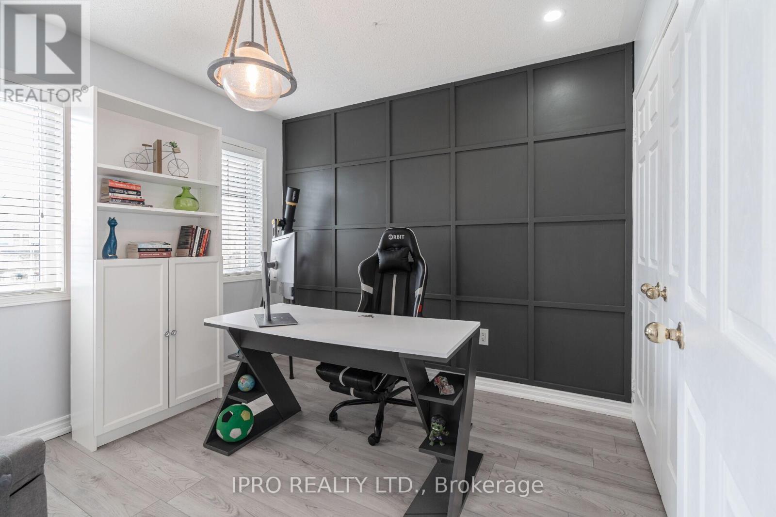 












16 DONLEVY CRESCENT

,
Whitby (Taunton North),




Ontario
L1R0B8

