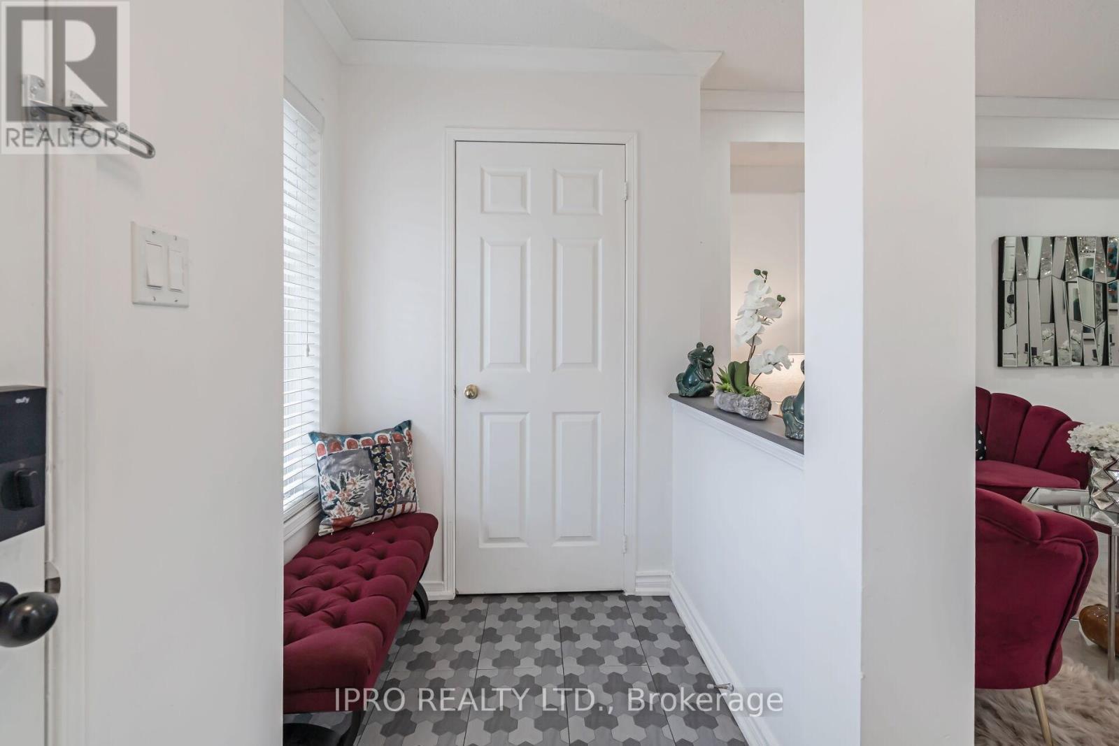 












16 DONLEVY CRESCENT

,
Whitby (Taunton North),




Ontario
L1R0B8

