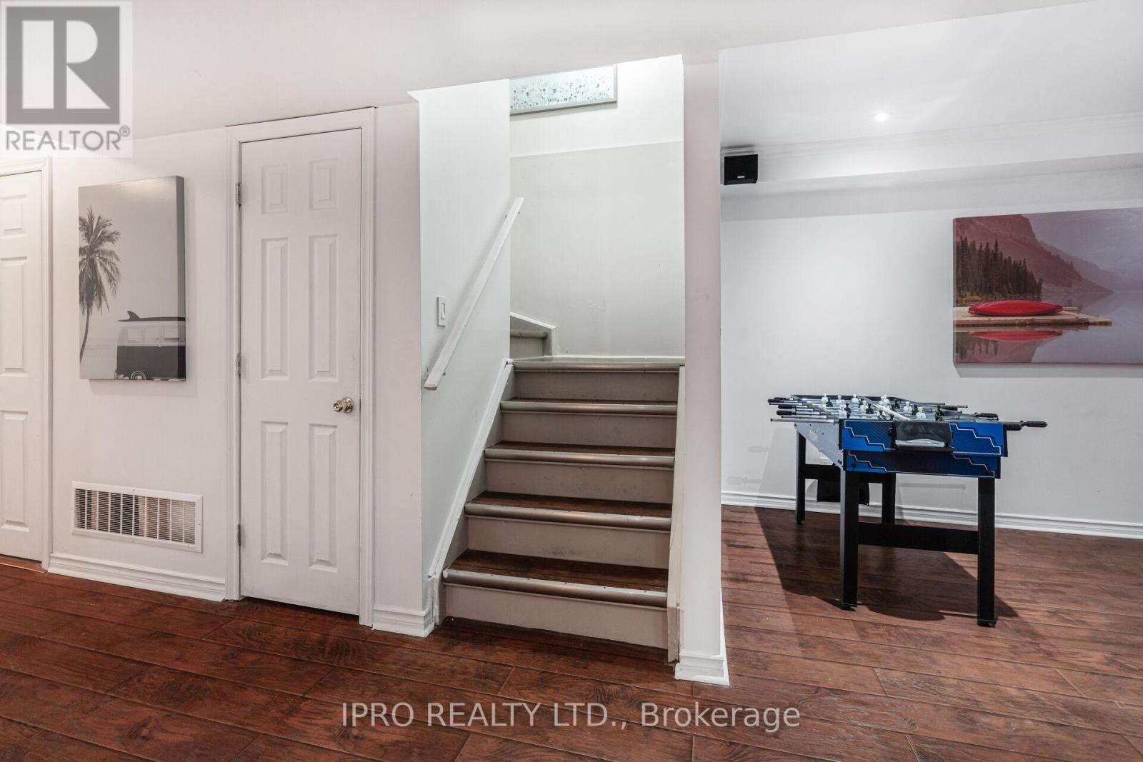 












16 DONLEVY CRESCENT

,
Whitby (Taunton North),




Ontario
L1R0B8

