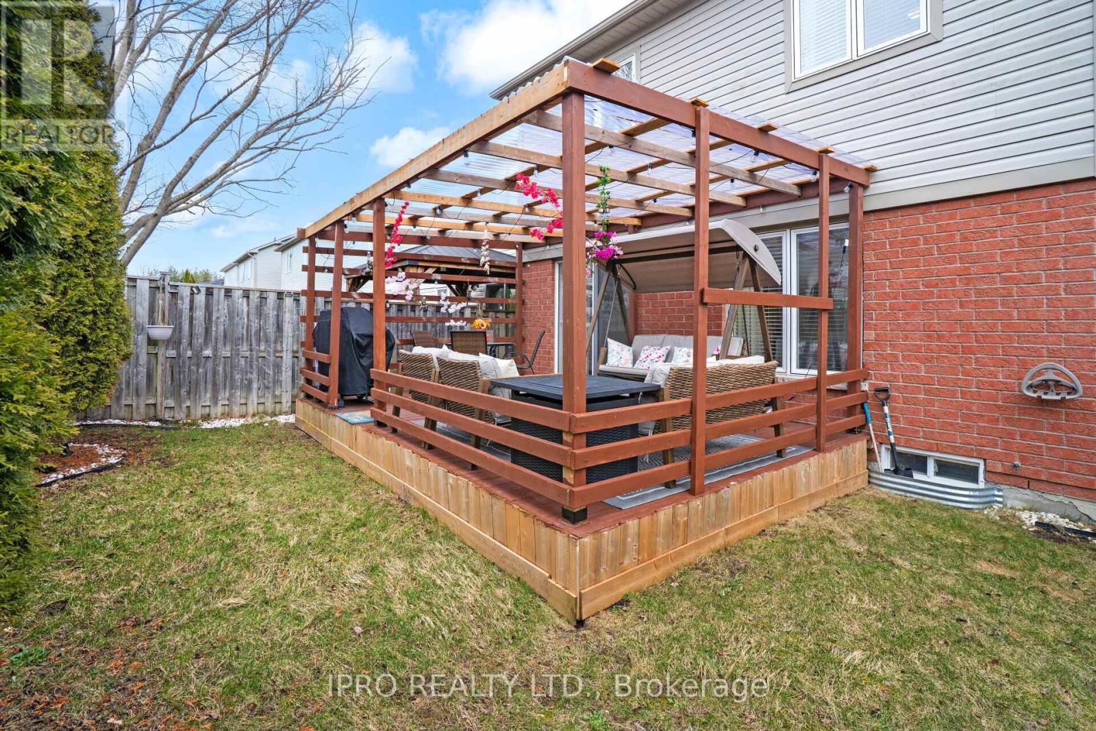 












16 DONLEVY CRESCENT

,
Whitby (Taunton North),




Ontario
L1R0B8

