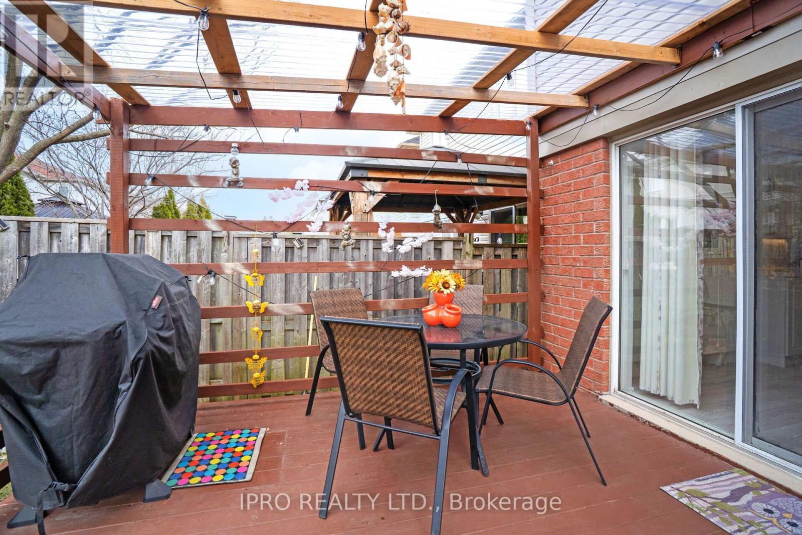 












16 DONLEVY CRESCENT

,
Whitby (Taunton North),




Ontario
L1R0B8

