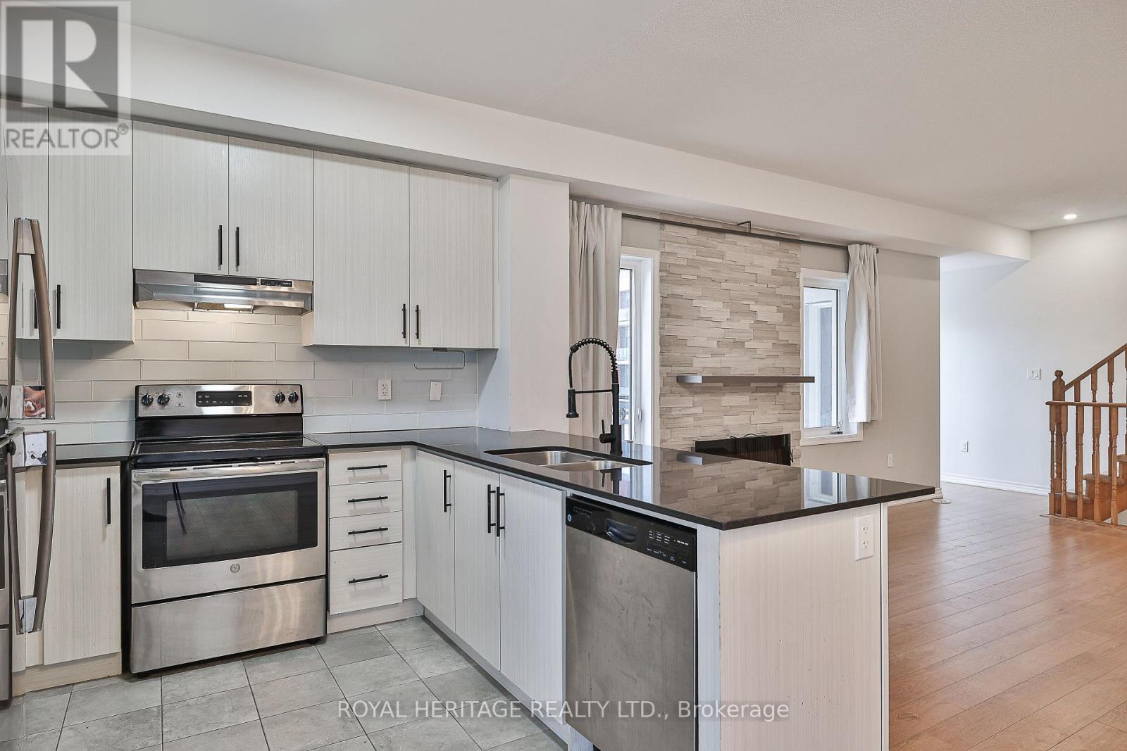 












2 DUNSLEY WAY

,
Whitby (Pringle Creek),




Ontario
L1N0L5

