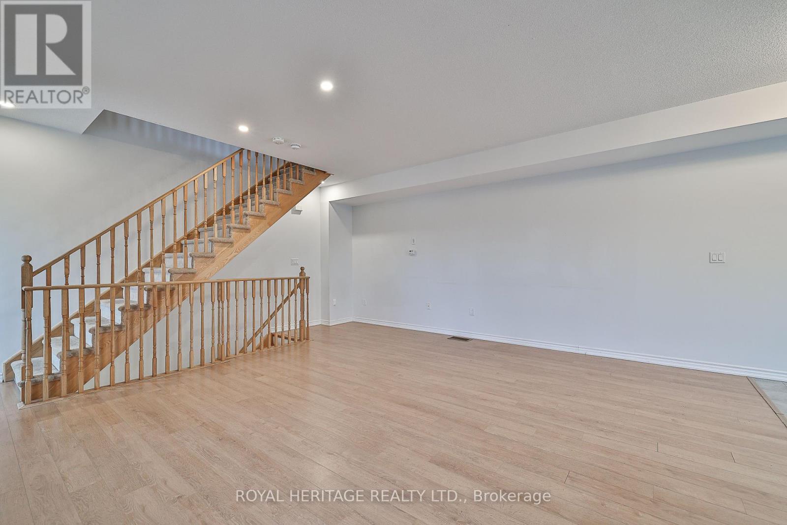 












2 DUNSLEY WAY

,
Whitby (Pringle Creek),




Ontario
L1N0L5

