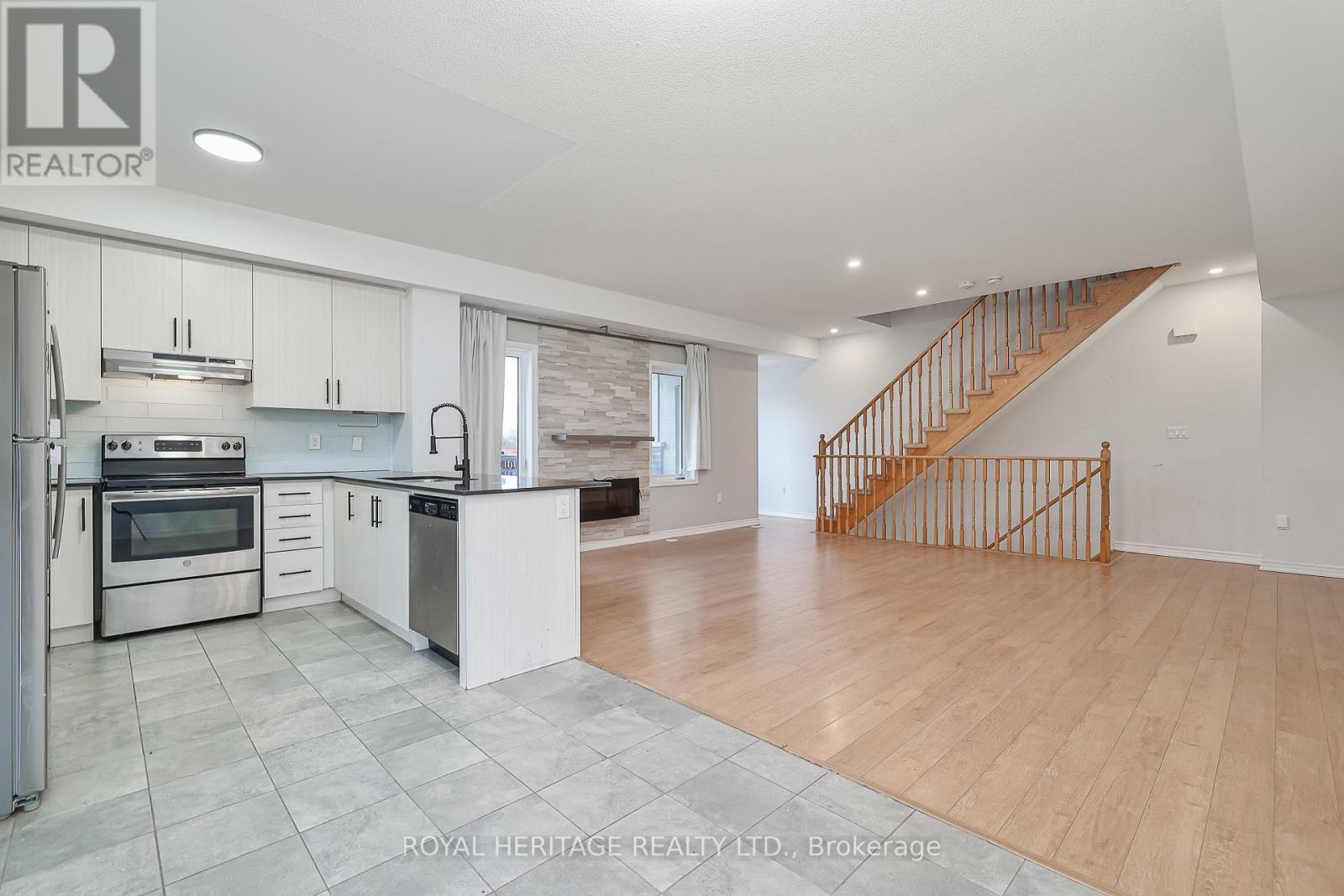 












2 DUNSLEY WAY

,
Whitby (Pringle Creek),




Ontario
L1N0L5

