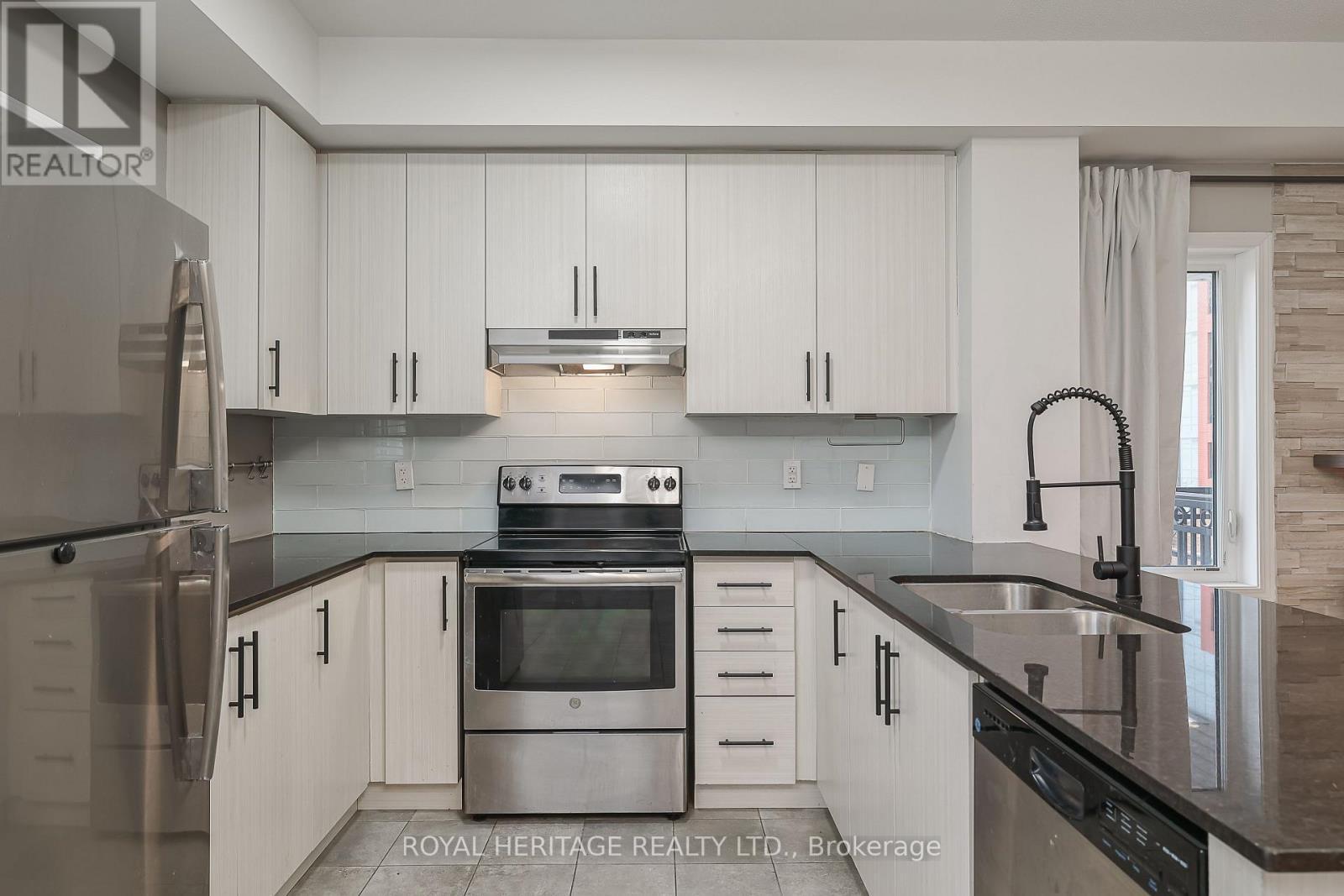 












2 DUNSLEY WAY

,
Whitby (Pringle Creek),




Ontario
L1N0L5

