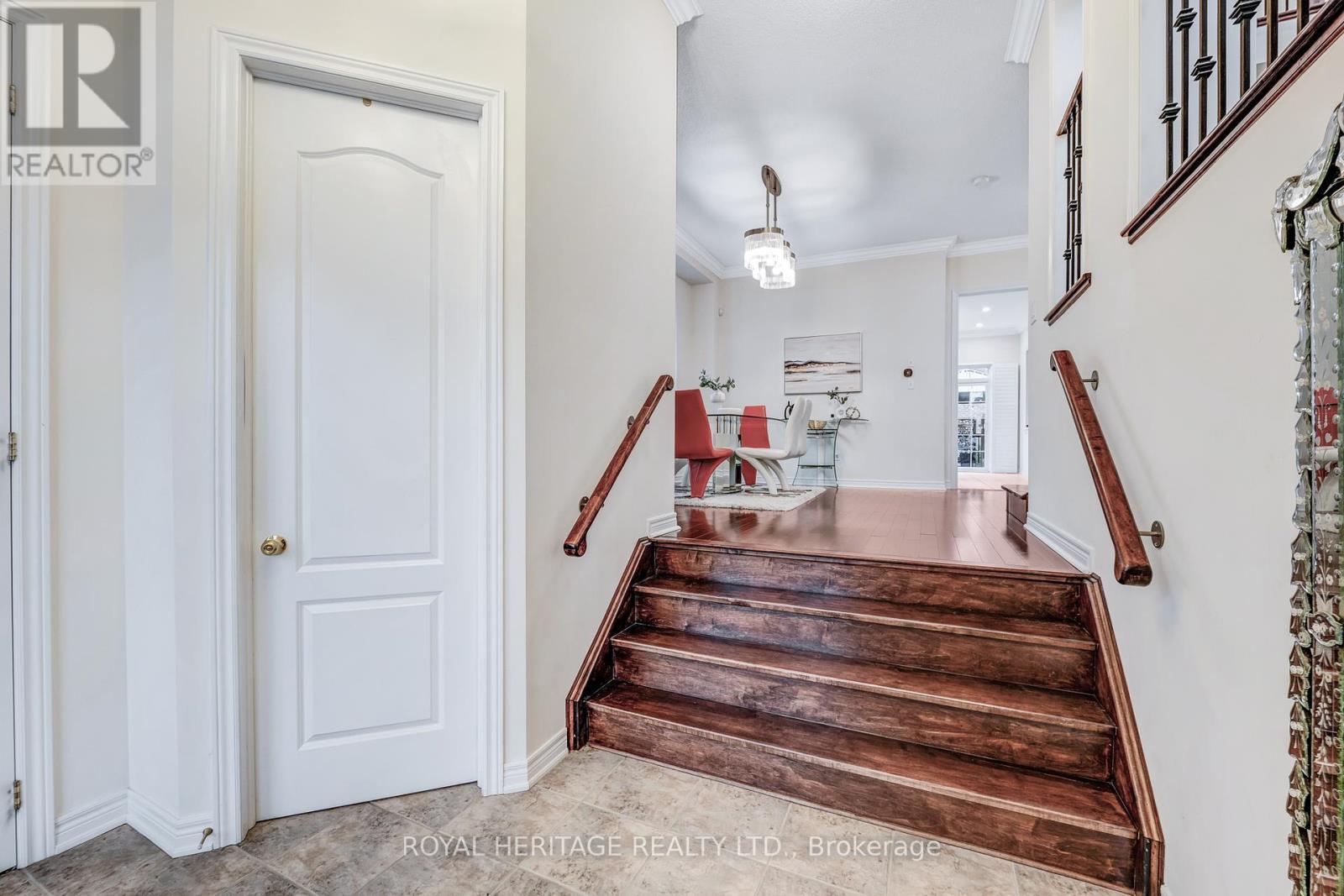 












6 EYREGLEN COURT

,
Ajax (Northeast Ajax),




Ontario
L1Z0C1

