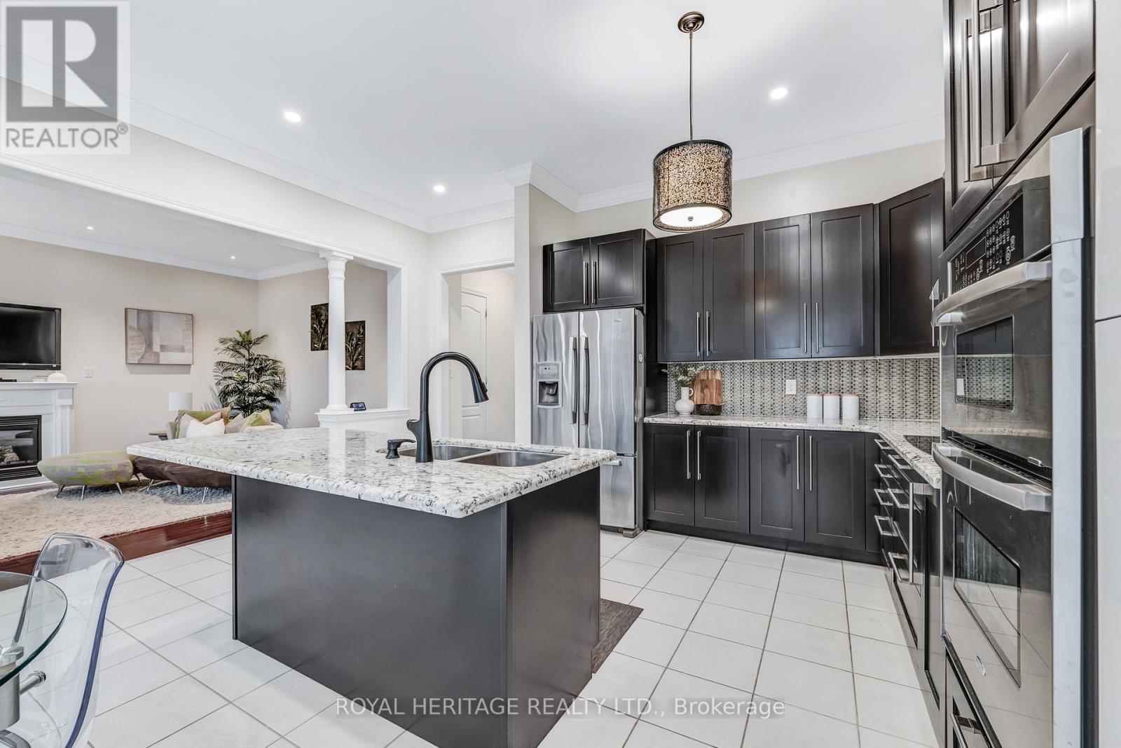 












6 EYREGLEN COURT

,
Ajax (Northeast Ajax),




Ontario
L1Z0C1

