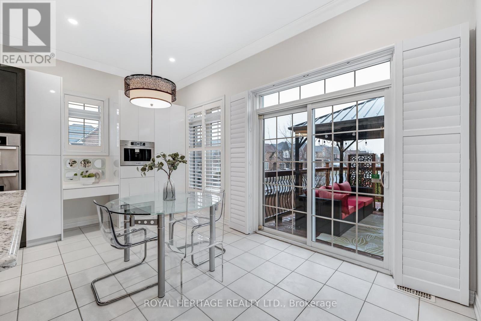 












6 EYREGLEN COURT

,
Ajax (Northeast Ajax),




Ontario
L1Z0C1

