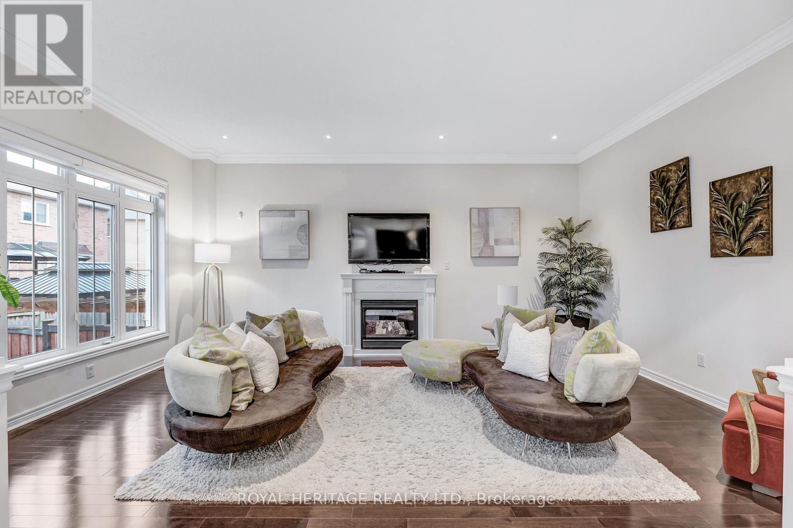 












6 EYREGLEN COURT

,
Ajax (Northeast Ajax),




Ontario
L1Z0C1

