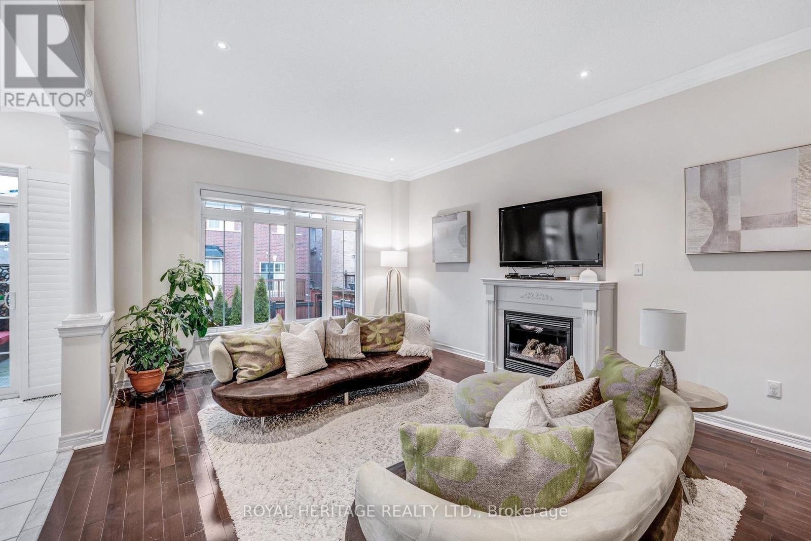 












6 EYREGLEN COURT

,
Ajax (Northeast Ajax),




Ontario
L1Z0C1

