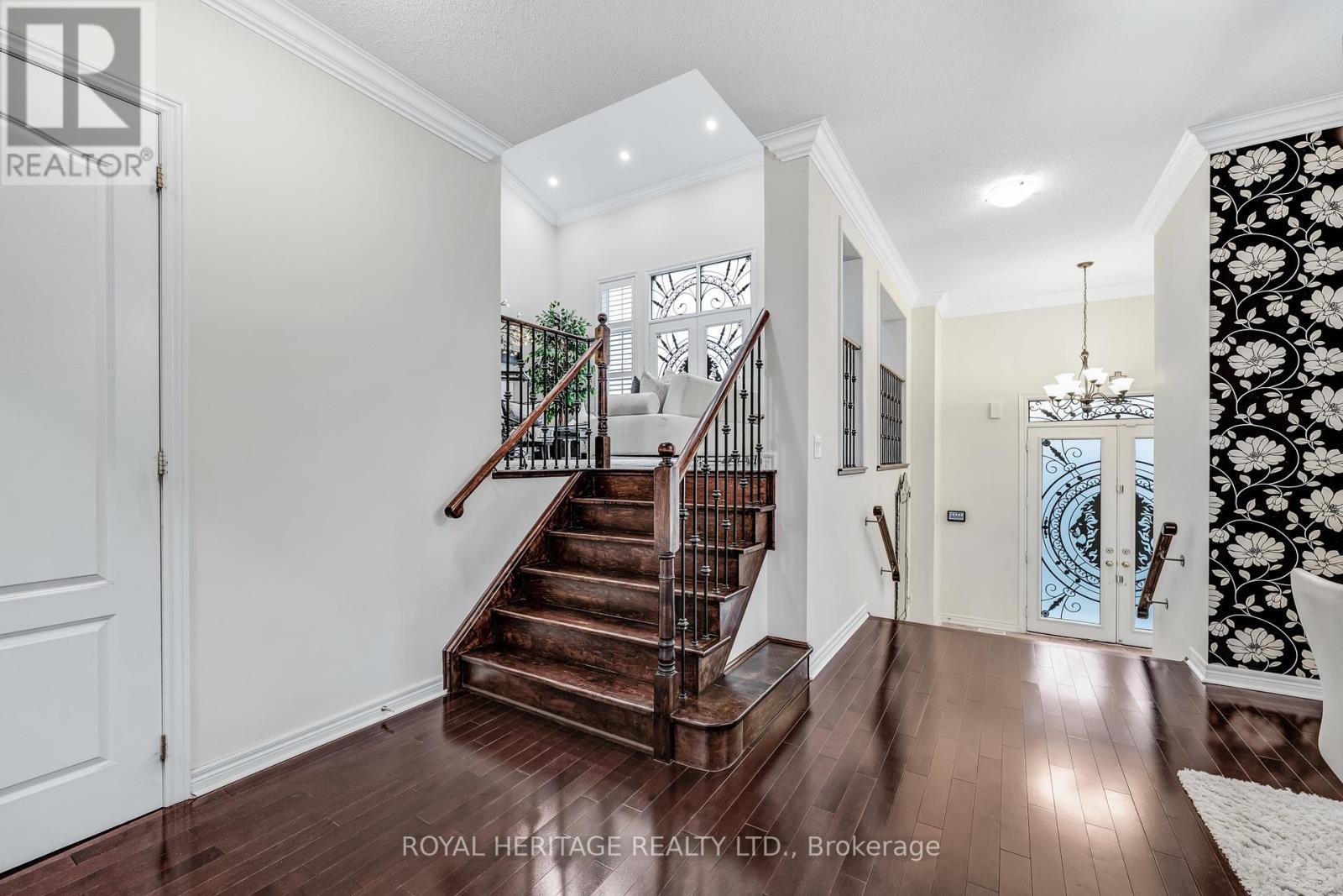 












6 EYREGLEN COURT

,
Ajax (Northeast Ajax),




Ontario
L1Z0C1

