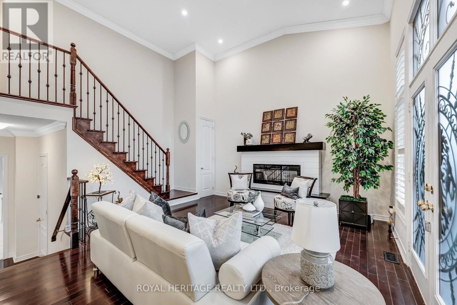 












6 EYREGLEN COURT

,
Ajax (Northeast Ajax),




Ontario
L1Z0C1

