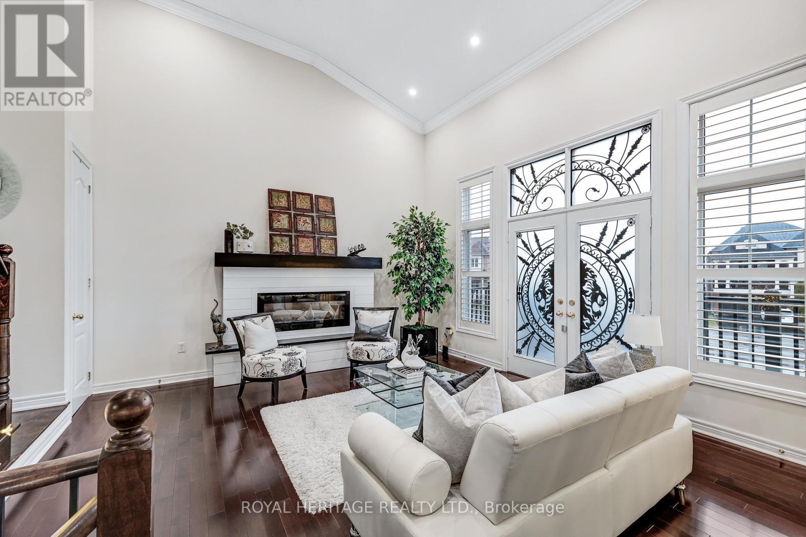 












6 EYREGLEN COURT

,
Ajax (Northeast Ajax),




Ontario
L1Z0C1

