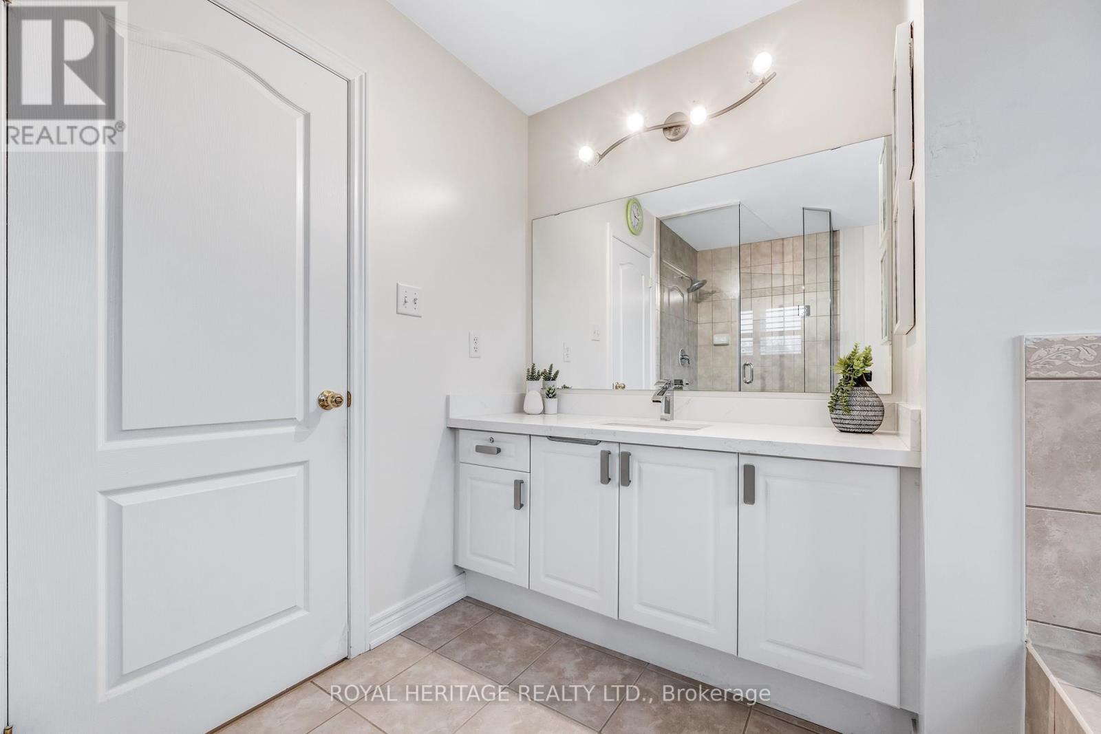 












6 EYREGLEN COURT

,
Ajax (Northeast Ajax),




Ontario
L1Z0C1

