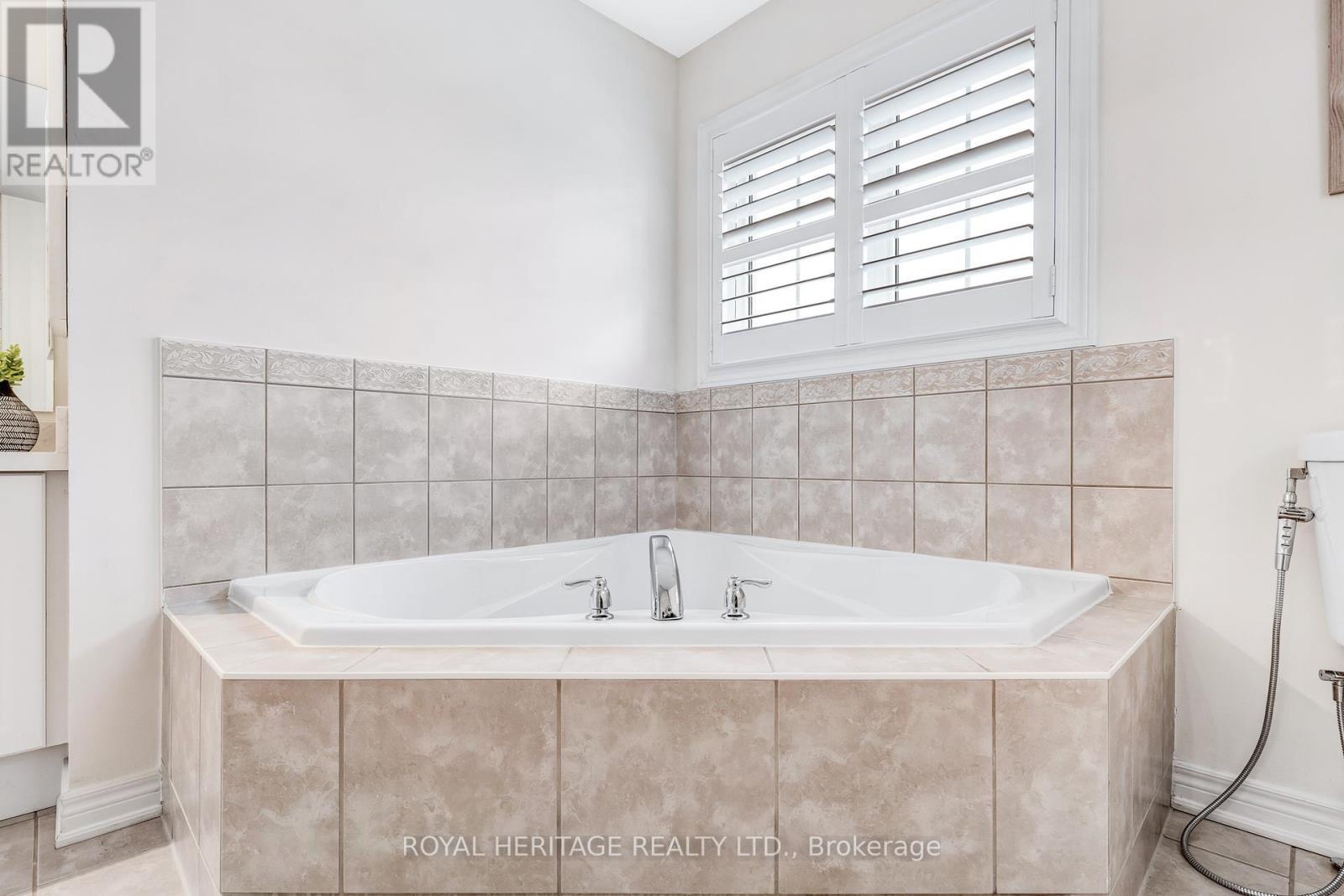 












6 EYREGLEN COURT

,
Ajax (Northeast Ajax),




Ontario
L1Z0C1

