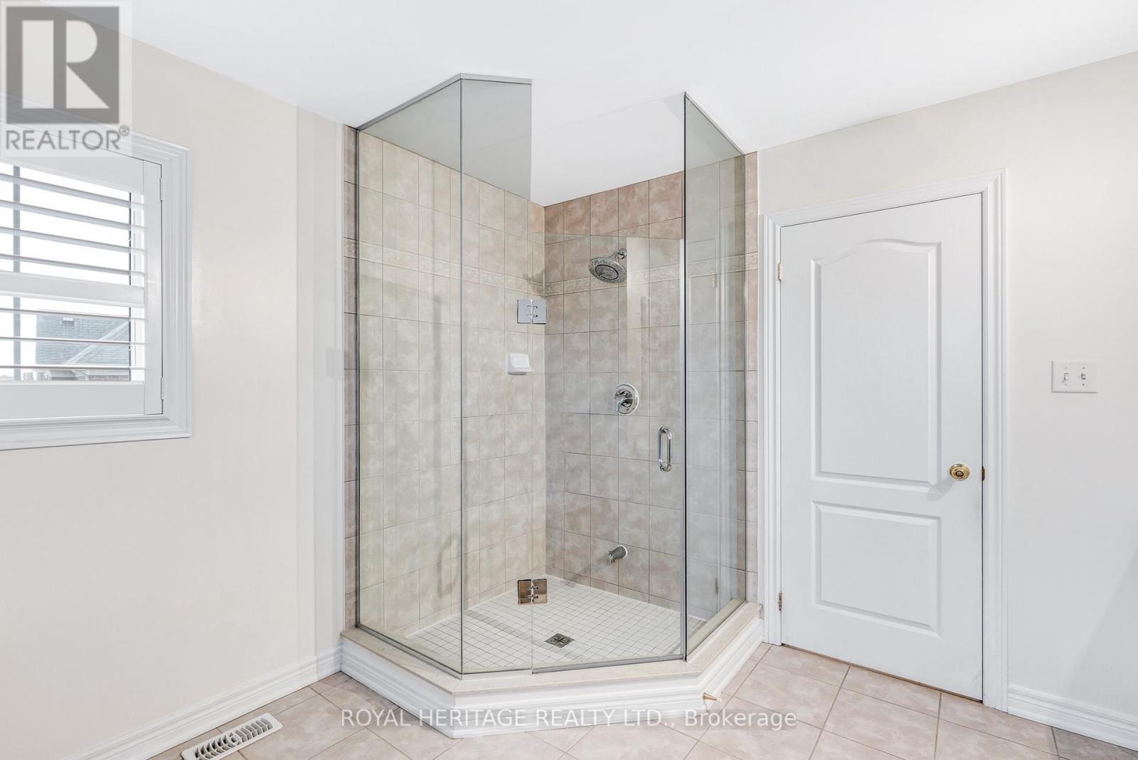 












6 EYREGLEN COURT

,
Ajax (Northeast Ajax),




Ontario
L1Z0C1


