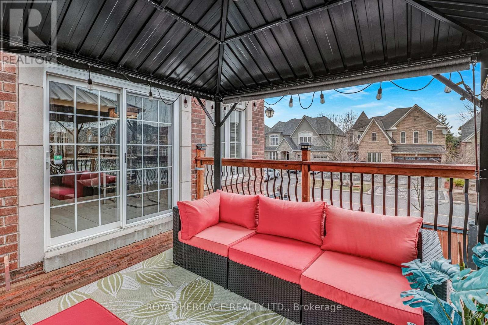 












6 EYREGLEN COURT

,
Ajax (Northeast Ajax),




Ontario
L1Z0C1

