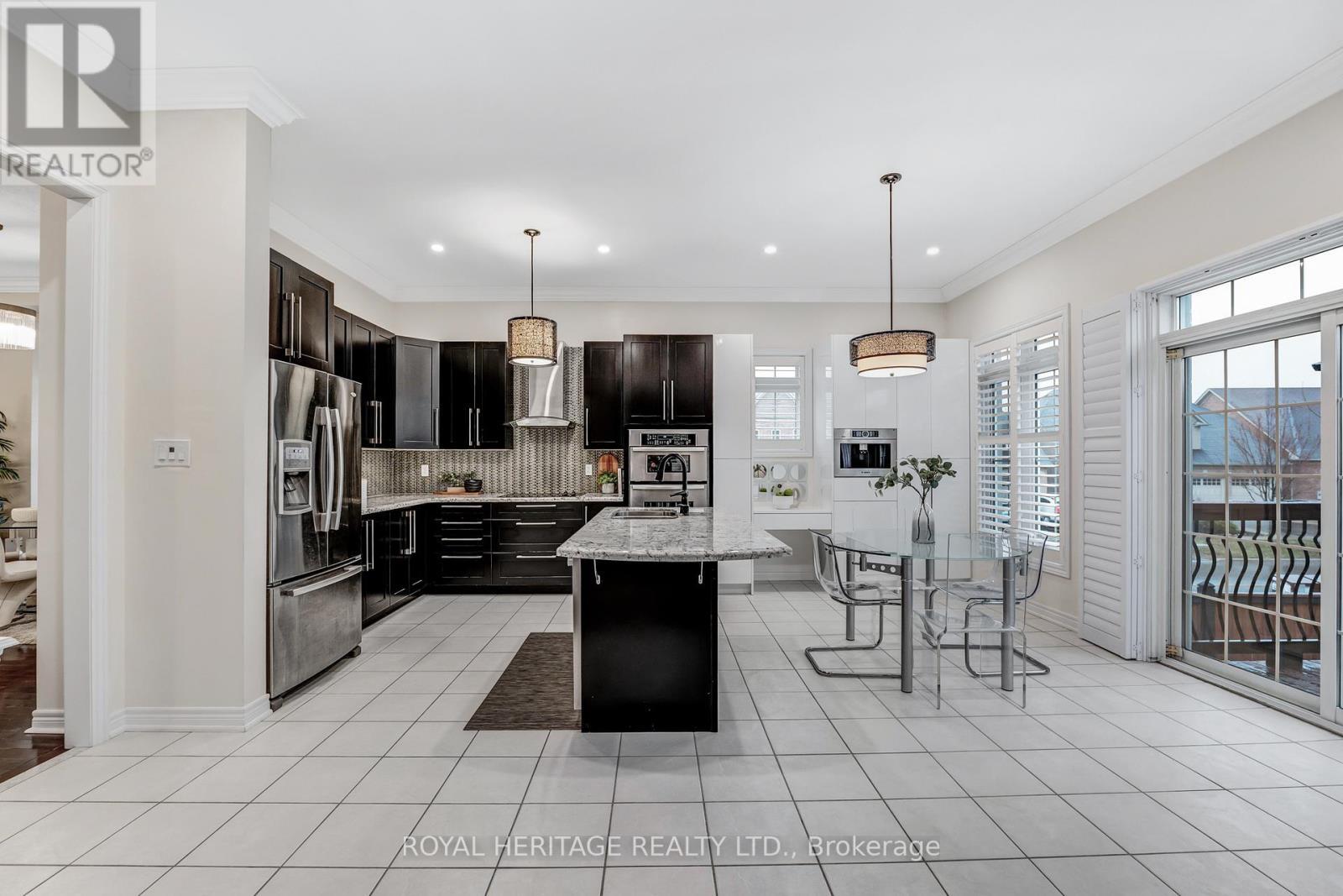 












6 EYREGLEN COURT

,
Ajax (Northeast Ajax),




Ontario
L1Z0C1

