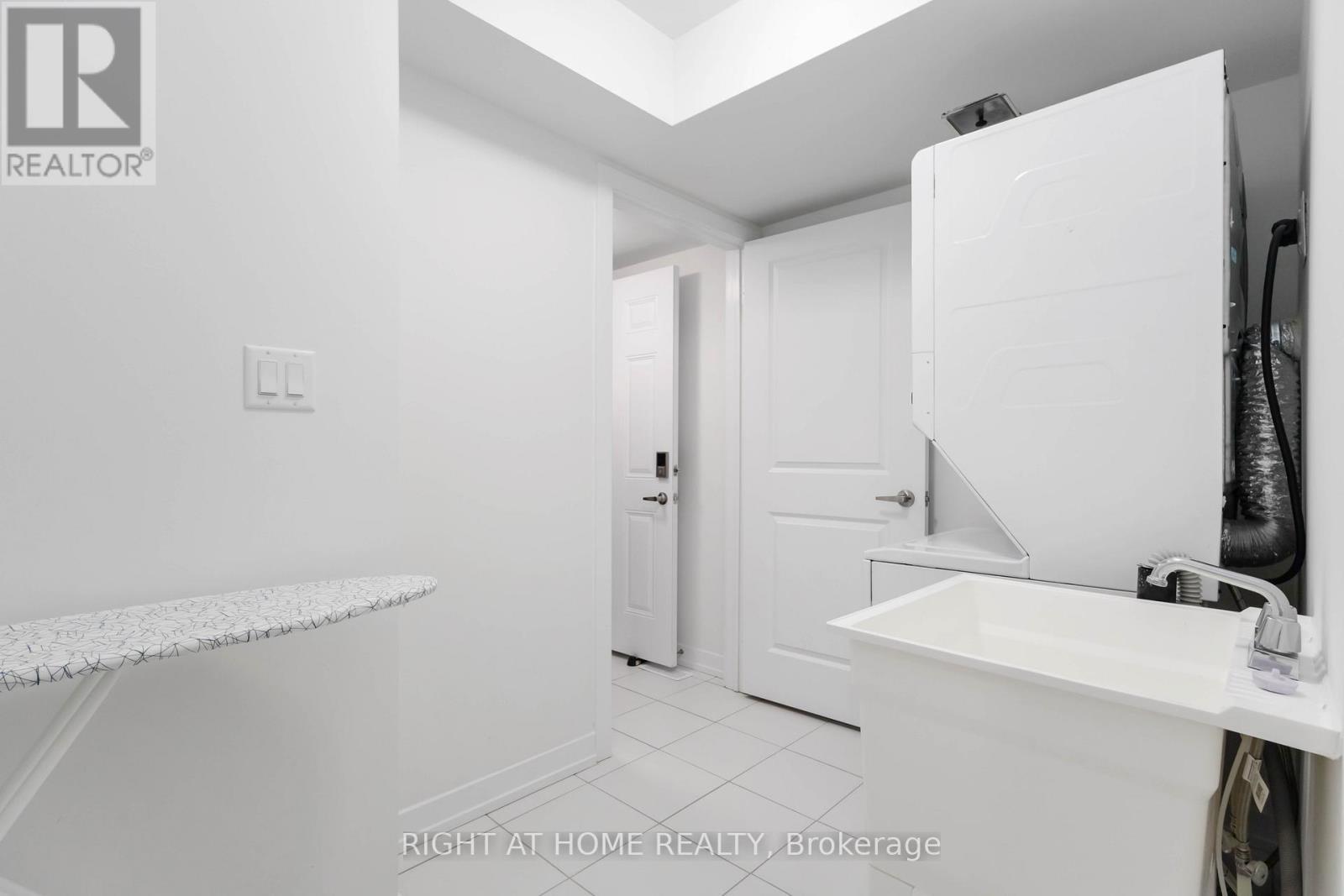 












1557 MIDLAND AVENUE

,
Toronto (Bendale),




Ontario
M1P0G3

