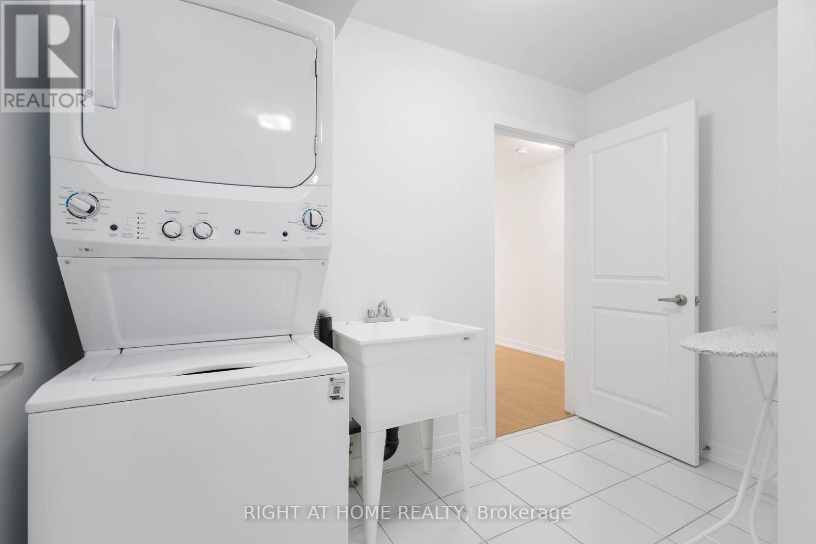 












1557 MIDLAND AVENUE

,
Toronto (Bendale),




Ontario
M1P0G3

