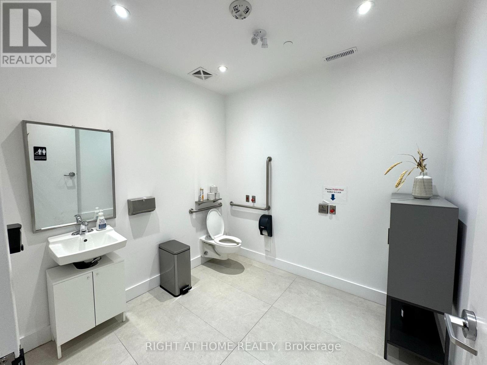 












UNIT A - 2229 KINGSTON ROAD

,
Toronto (Birchcliffe-Cliffside),




Ontario
M1N1T8

