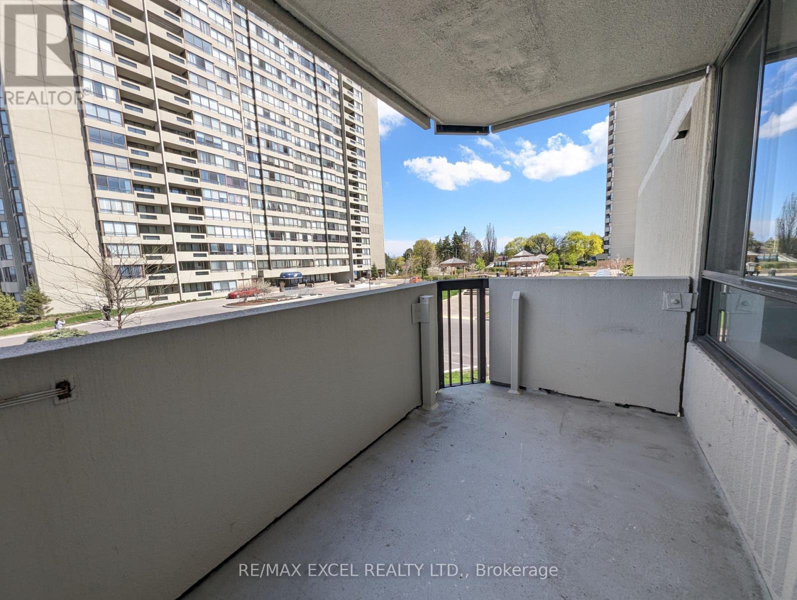 












203 - 275 BAMBURGH CIRCLE

,
Toronto (Steeles),




Ontario
M1W3X4

