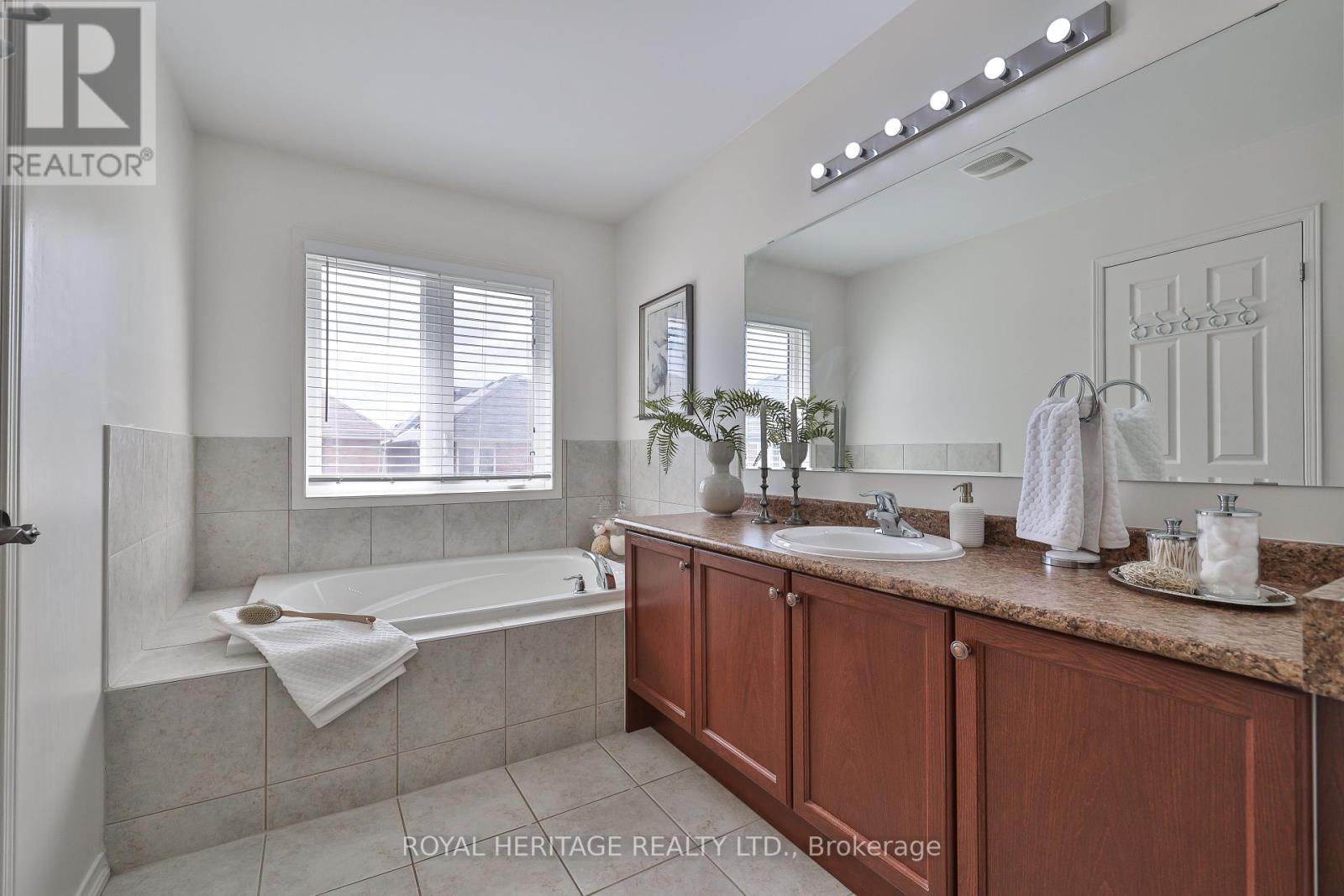 












28 CHASTON ROAD

,
Ajax (Central East),




Ontario
L1Z0M6

