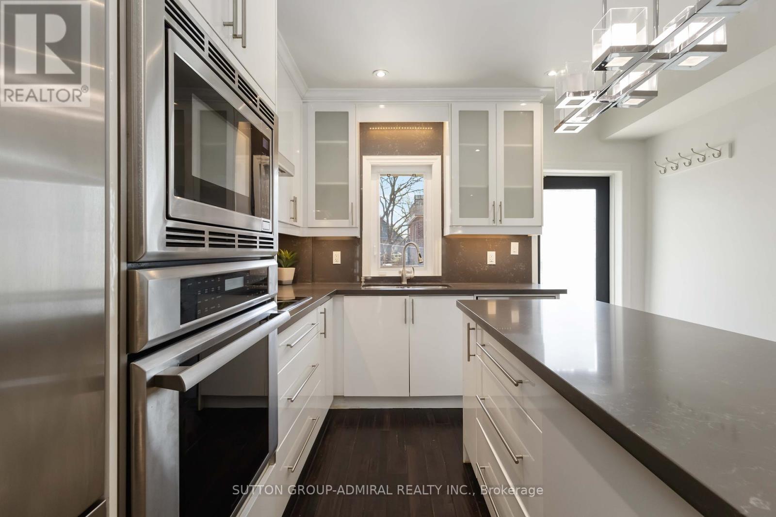 












235 BAIN AVENUE

,
Toronto (North Riverdale),




Ontario
M4K1G2


