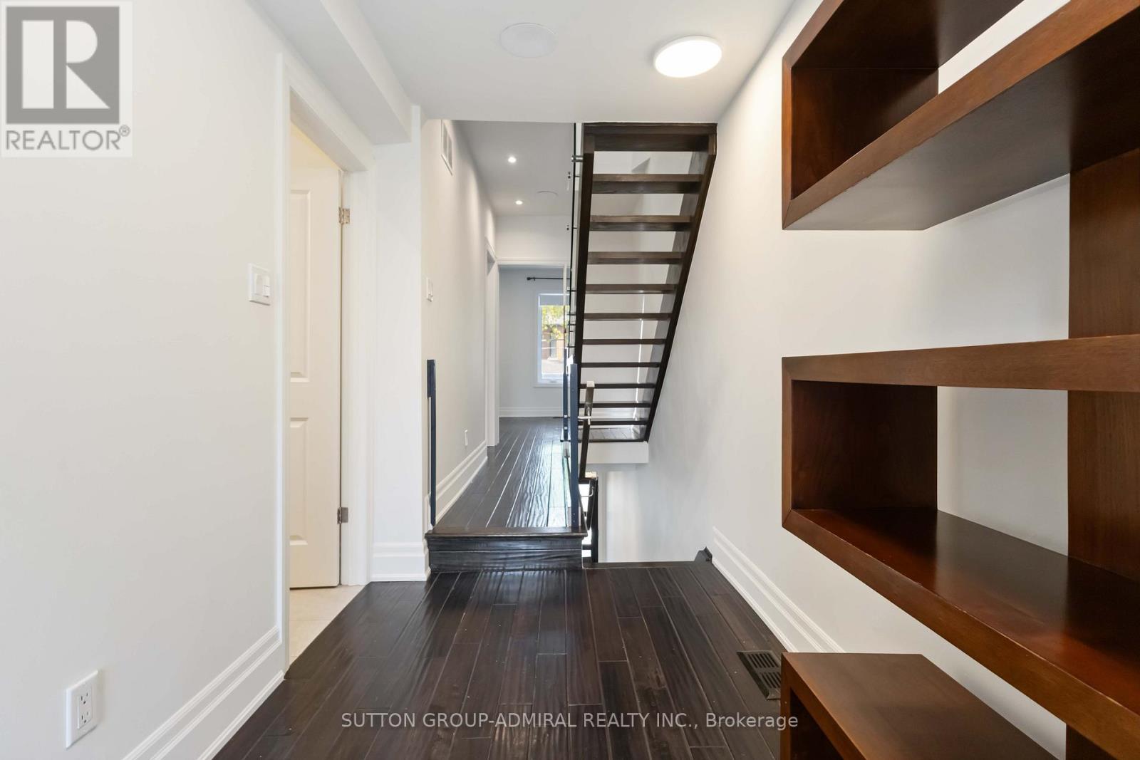 












235 BAIN AVENUE

,
Toronto (North Riverdale),




Ontario
M4K1G2

