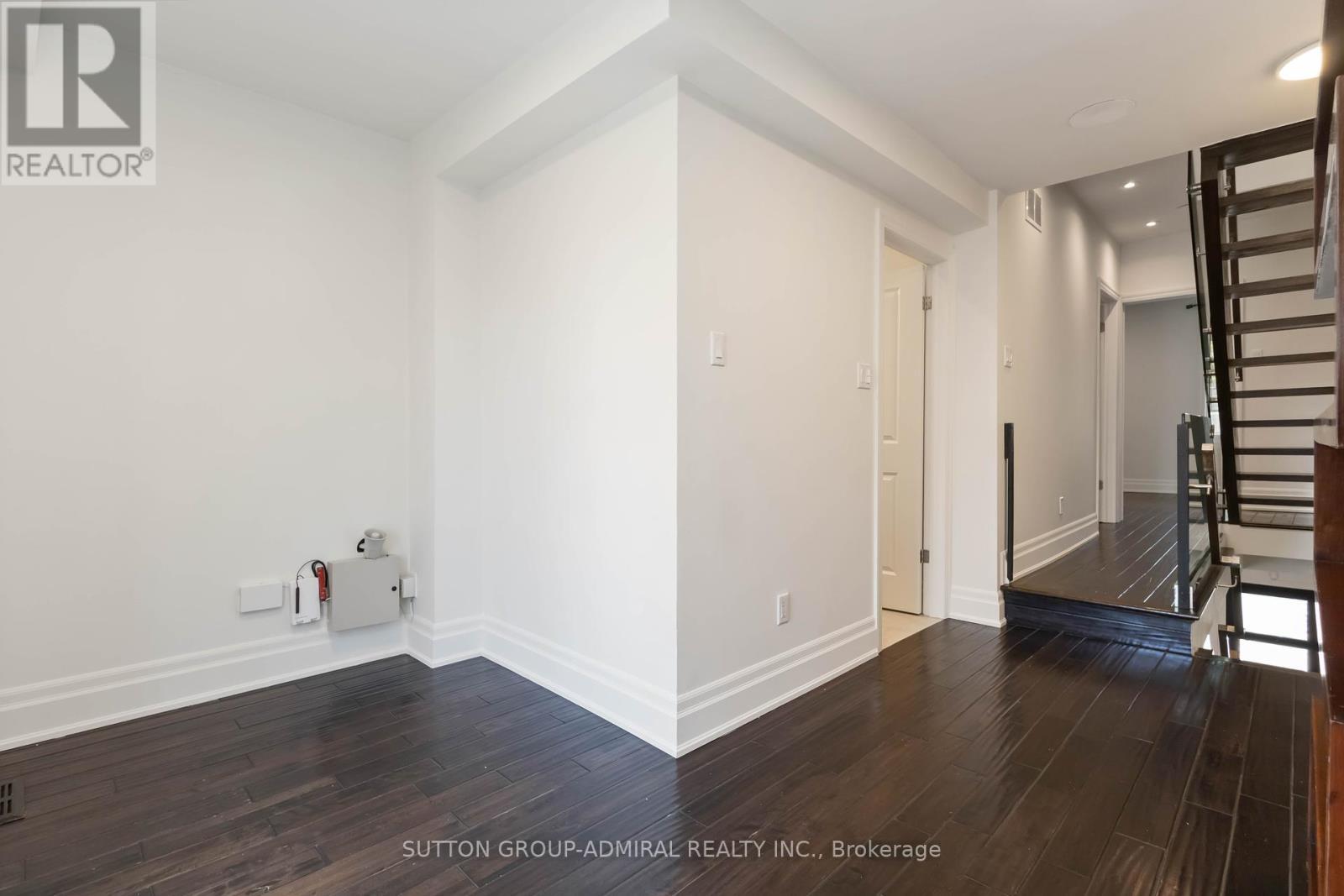 












235 BAIN AVENUE

,
Toronto (North Riverdale),




Ontario
M4K1G2

