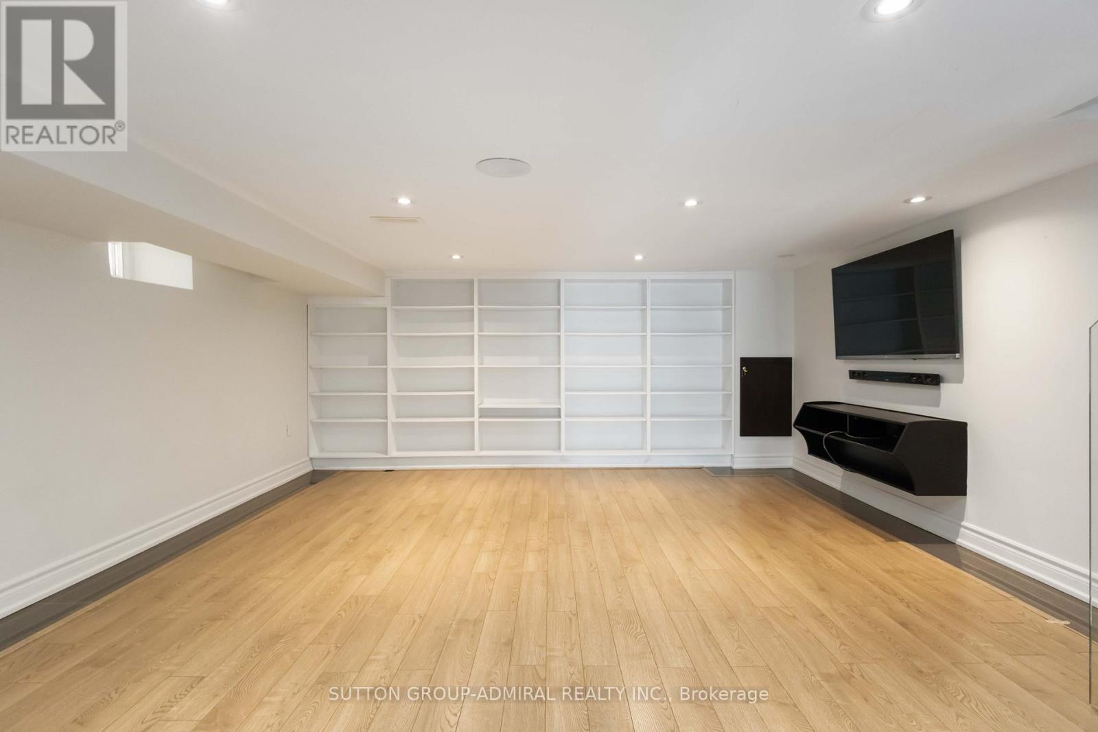 












235 BAIN AVENUE

,
Toronto (North Riverdale),




Ontario
M4K1G2


