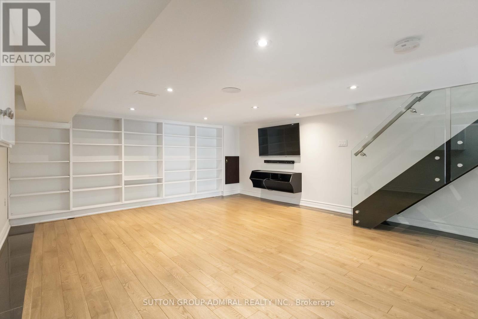 












235 BAIN AVENUE

,
Toronto (North Riverdale),




Ontario
M4K1G2

