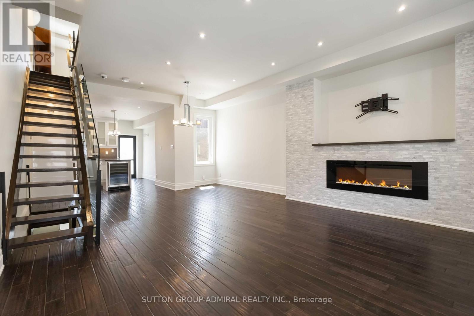 












235 BAIN AVENUE

,
Toronto (North Riverdale),




Ontario
M4K1G2

