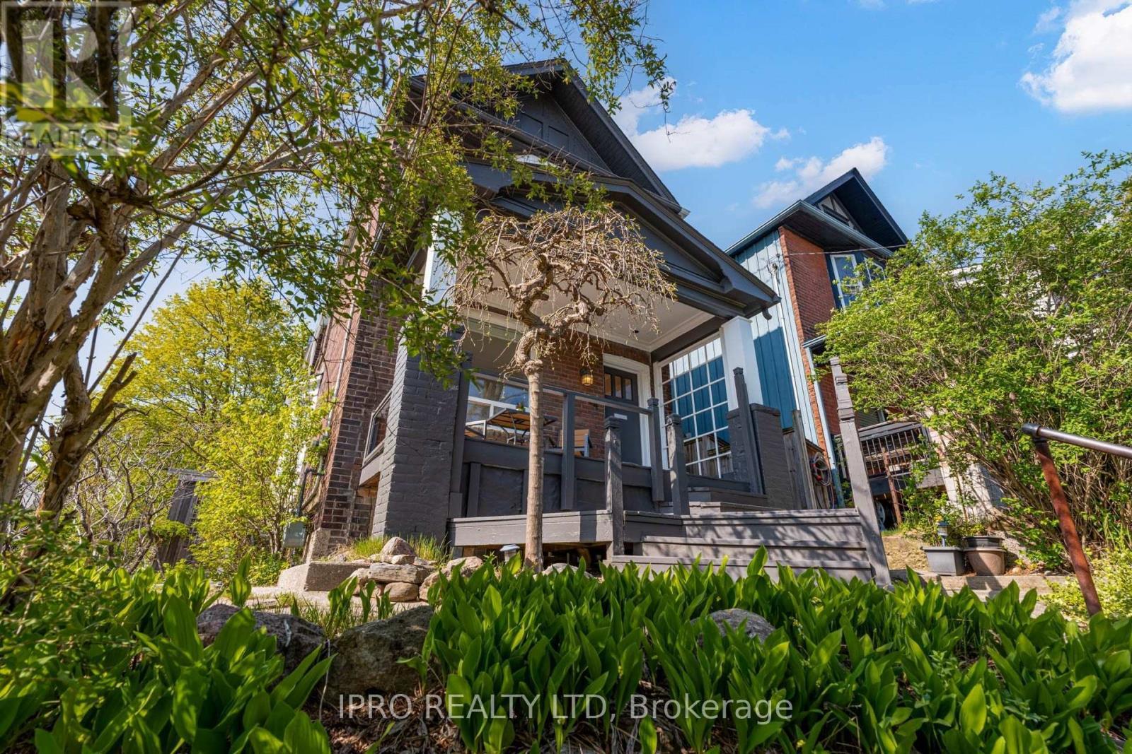 












84 BOULTBEE AVENUE

,
Toronto (Blake-Jones),




Ontario
M4J1B3

