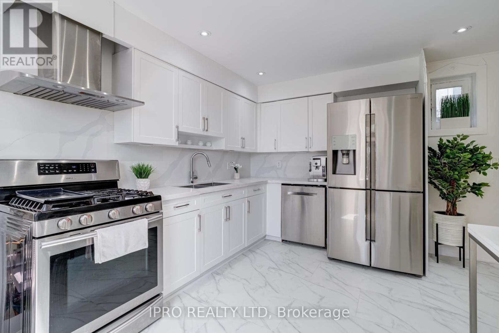 












84 BOULTBEE AVENUE

,
Toronto (Blake-Jones),




Ontario
M4J1B3

