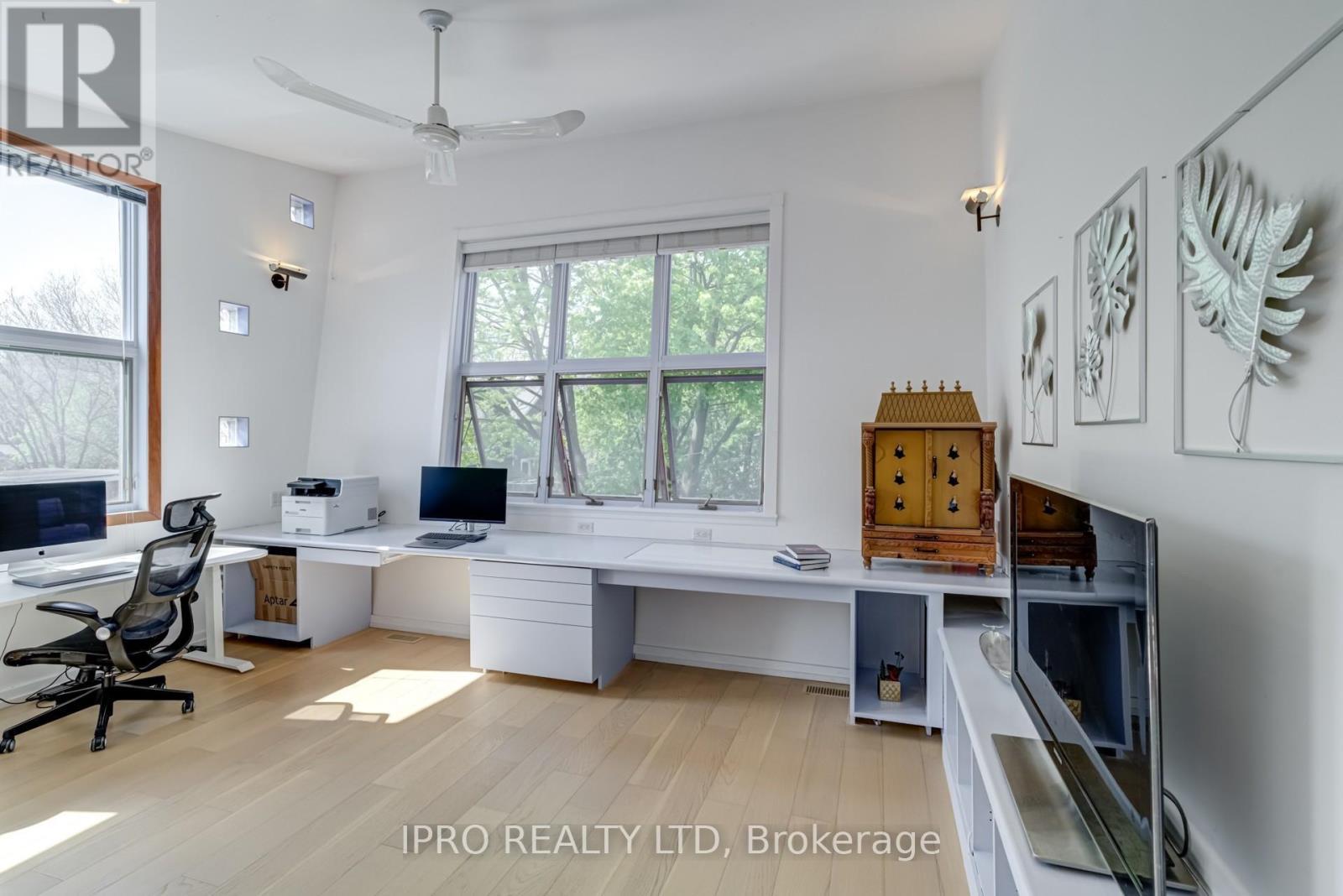 












84 BOULTBEE AVENUE

,
Toronto (Blake-Jones),




Ontario
M4J1B3

