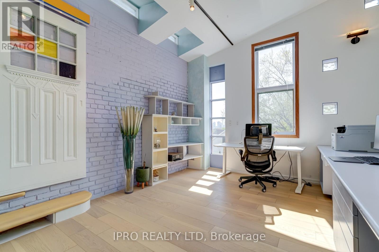 












84 BOULTBEE AVENUE

,
Toronto (Blake-Jones),




Ontario
M4J1B3

