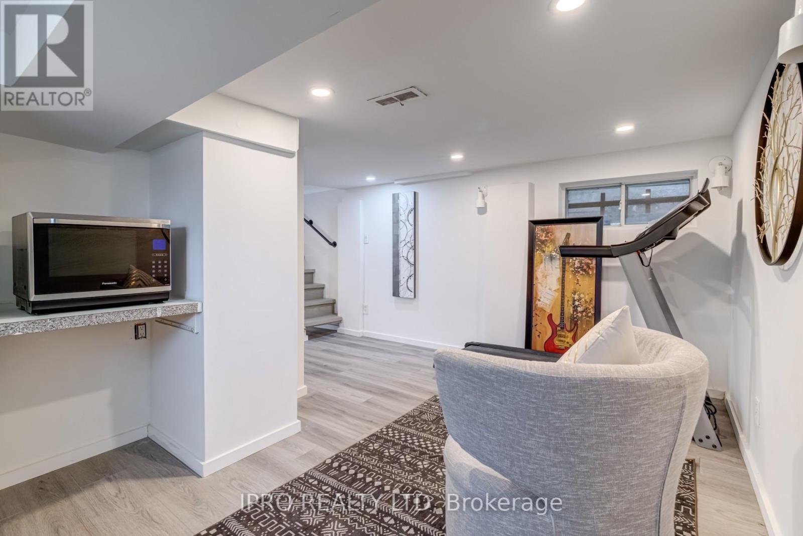 












84 BOULTBEE AVENUE

,
Toronto (Blake-Jones),




Ontario
M4J1B3

