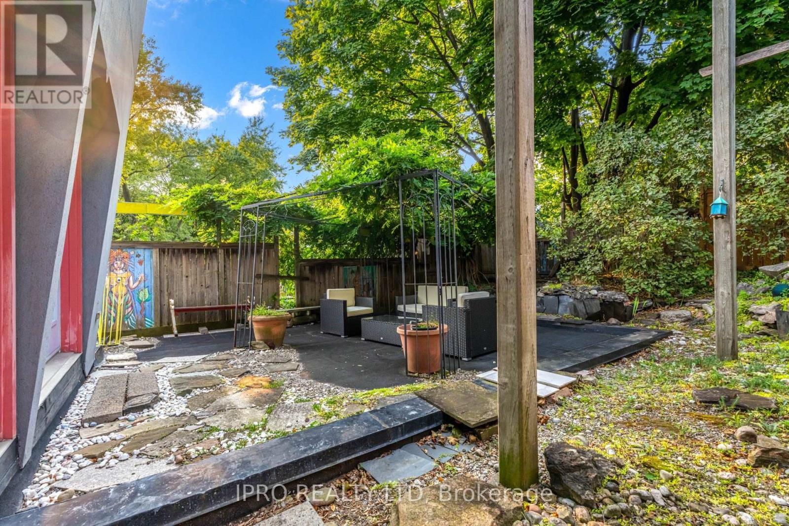 












84 BOULTBEE AVENUE

,
Toronto (Blake-Jones),




Ontario
M4J1B3

