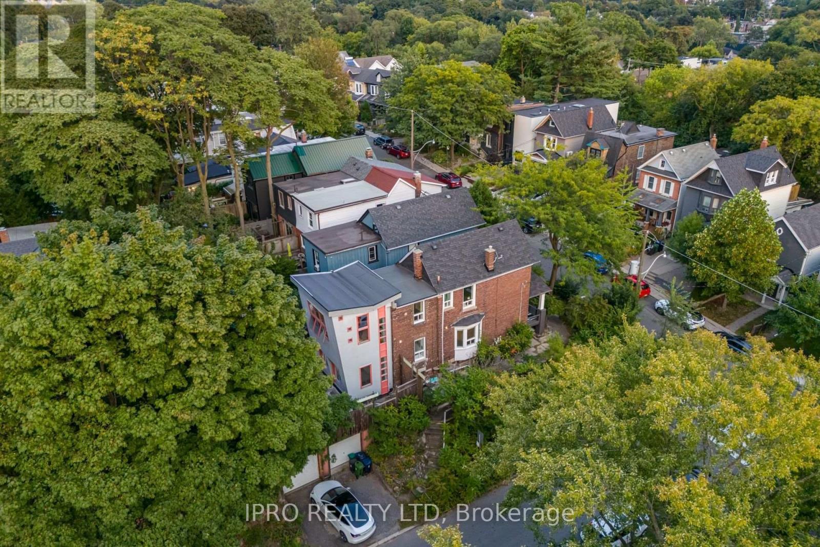 












84 BOULTBEE AVENUE

,
Toronto (Blake-Jones),




Ontario
M4J1B3

