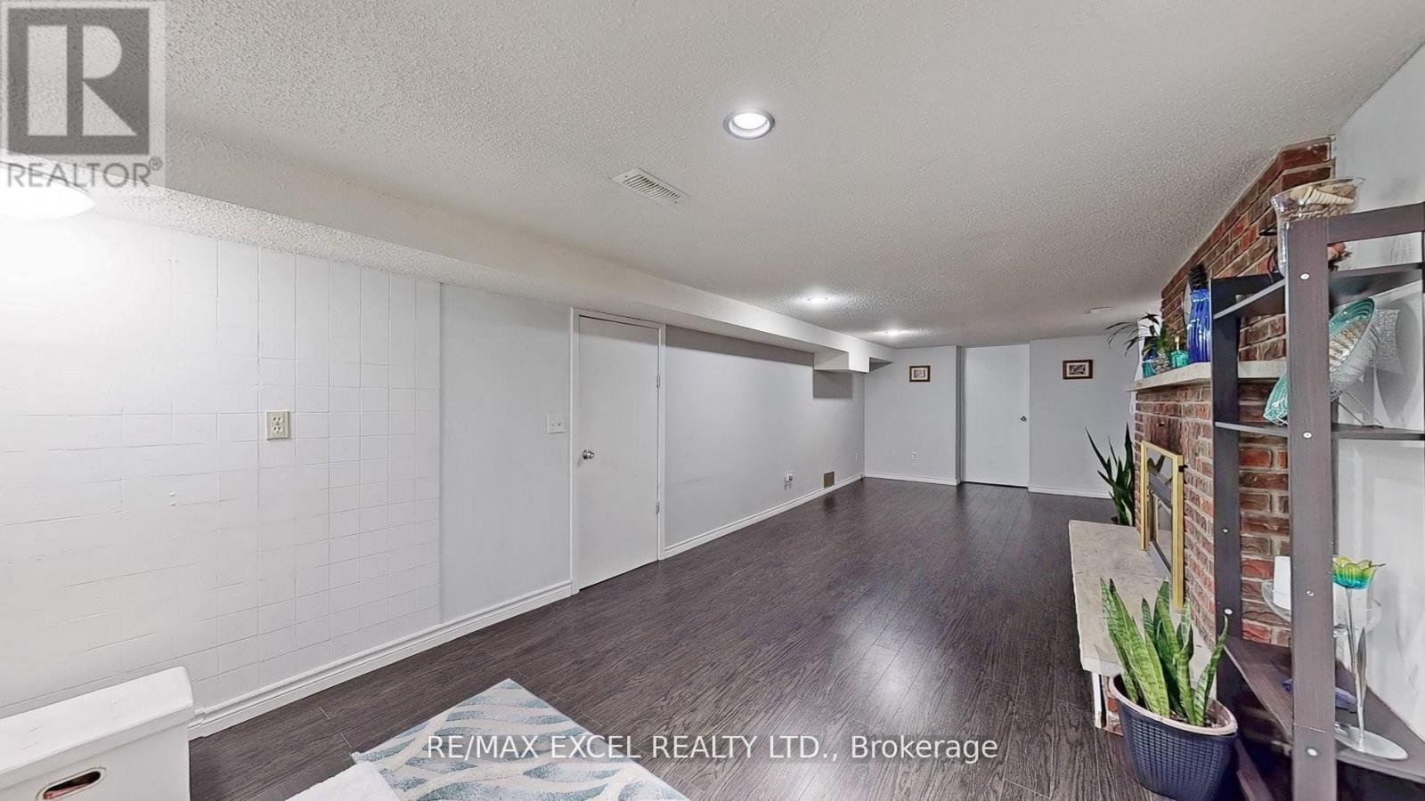 












230 ROXBOROUGH AVENUE

,
Oshawa (O'Neill),




Ontario
L1G5W9

